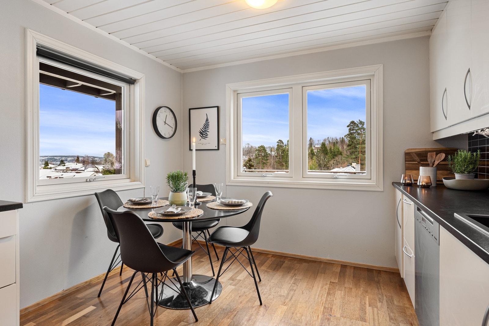 På kjøkkenet er det plass til et frokostbord i et område utsatt for flott utsikt. Galleribilde