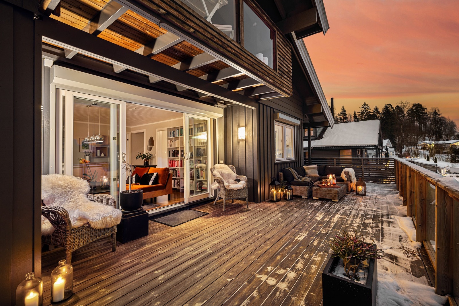 Balkongen strekker seg rundt hele framsiden av boligen og føles som en forlengelse av hele 1. etasje. Galleribilde