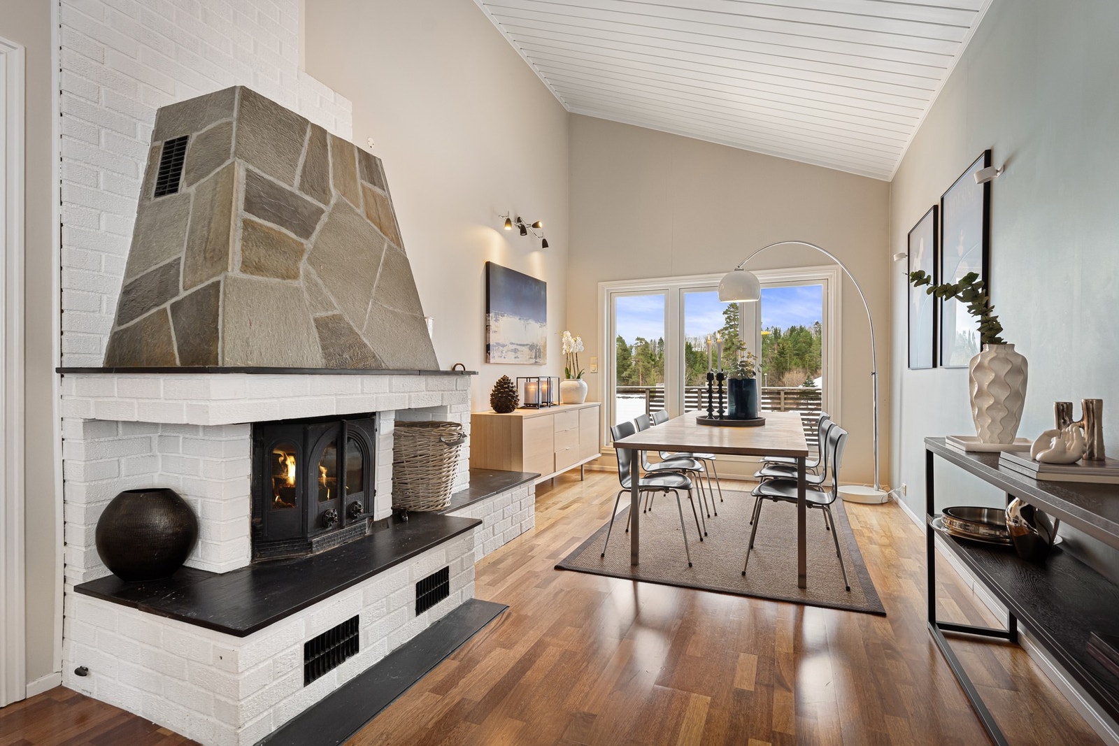 Peisen er ikke bare varme, men den knytter sammen og saper et skille mellom stuen og spisestuen. Galleribilde