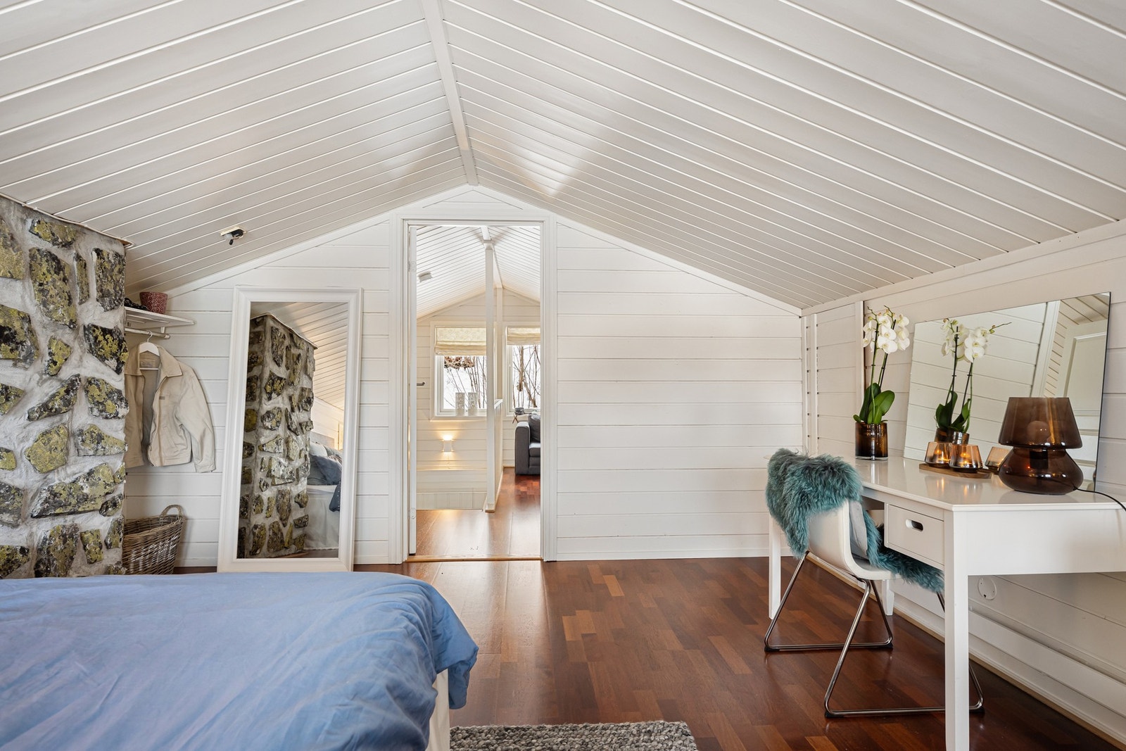 Loftet har også et adskilt soverom, perfekt for de eldre barna som vil ha egen etasje. Galleribilde