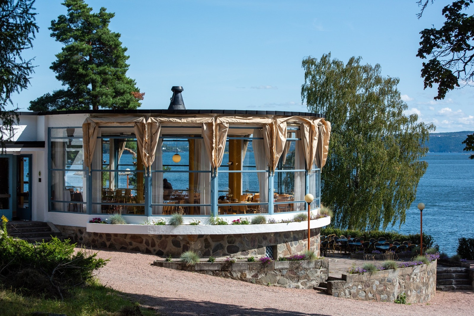 Hvalstrand bad - her er det restaurant og mulighet for å leie lokalet til bryllup eller andre anledninger. Galleribilde