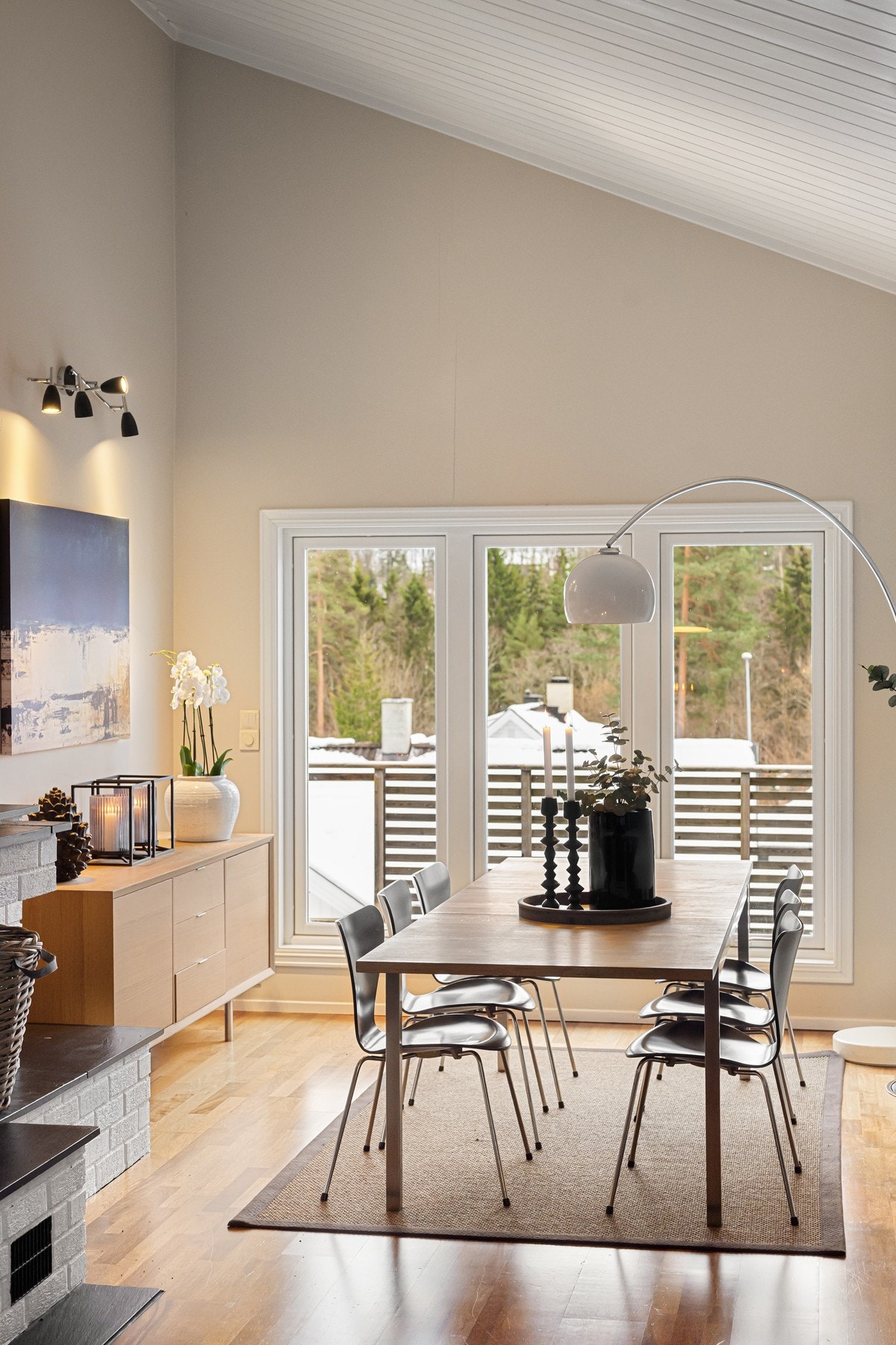 I spisestuen er det også god takhøyde samt plass til familie og/eller venner. Galleribilde