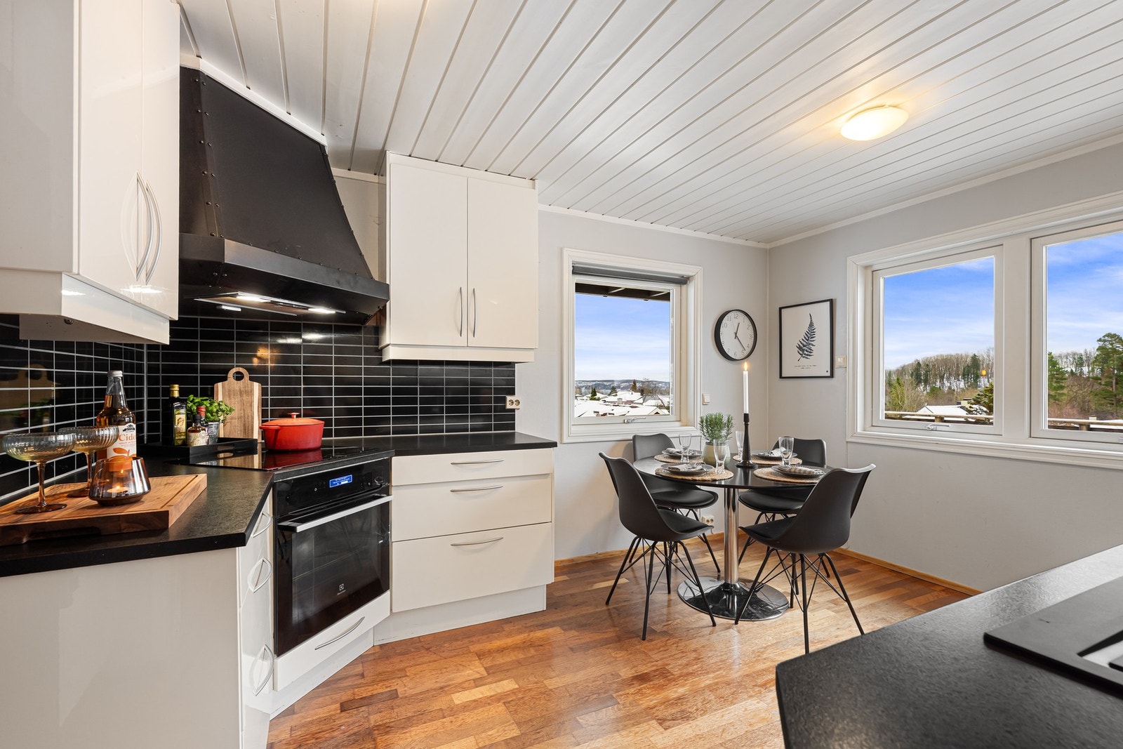 Kjøkkenet ligger relativt adskildt fra resten av etasjen. Galleribilde