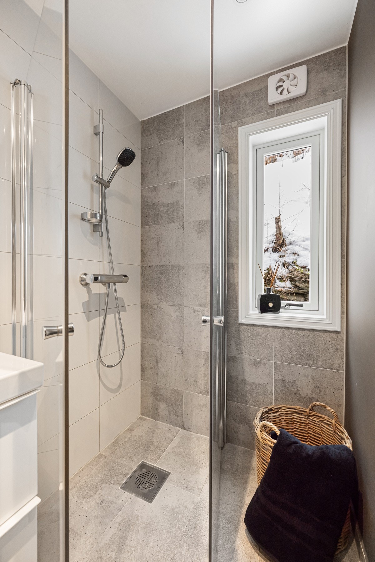 Badet har også eget dusjhjørne samt varmkabler i gulvet. Galleribilde