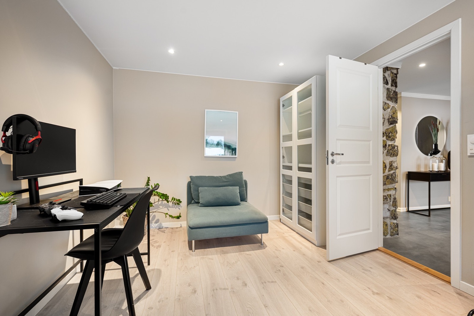 I 1. etasje er det 5 boder og ett soverom, her er en av bodene, innredet som soverom. Galleribilde