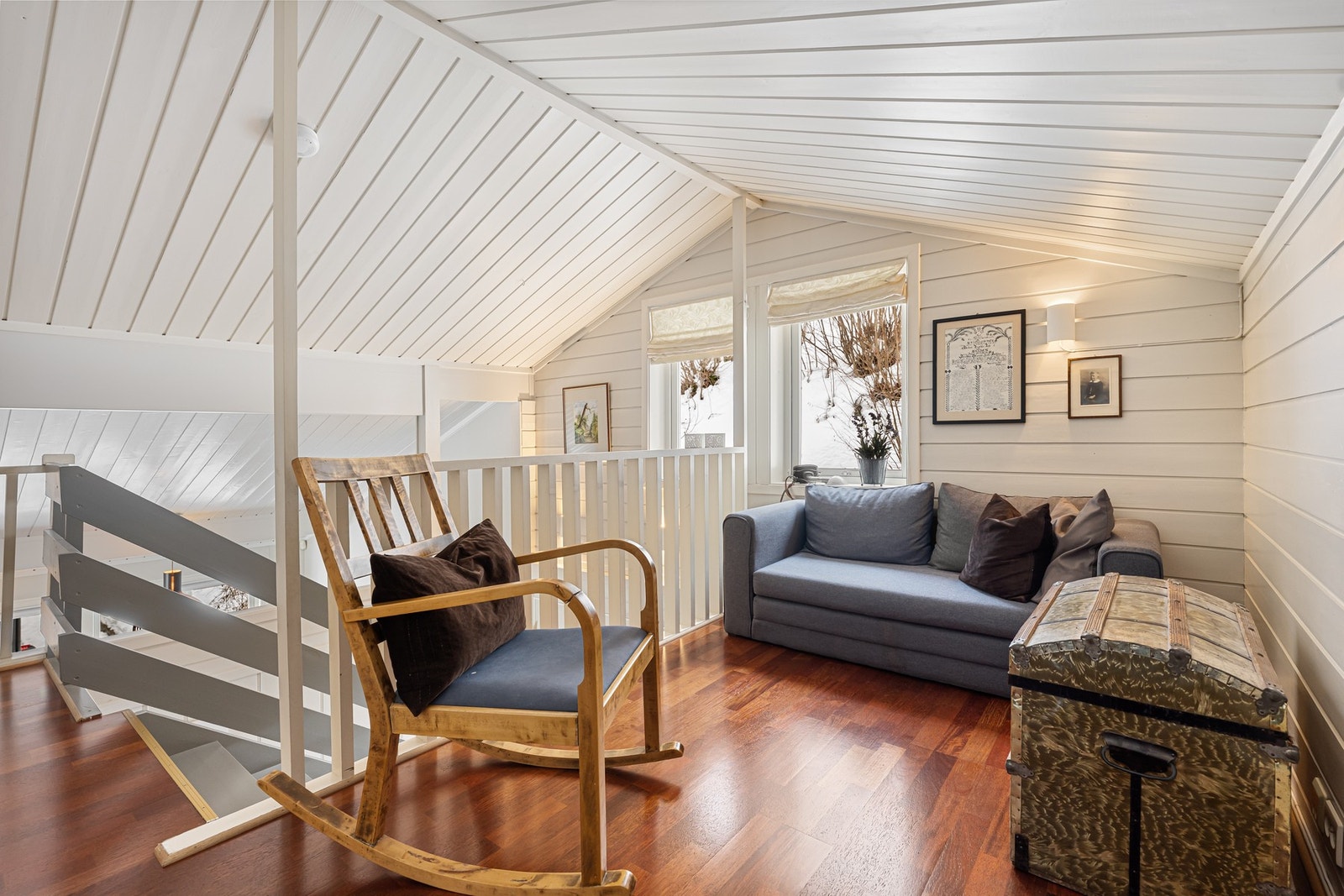 På loftet er det en egen sone som kan fungere som en strikke- eller lesekrok. Galleribilde