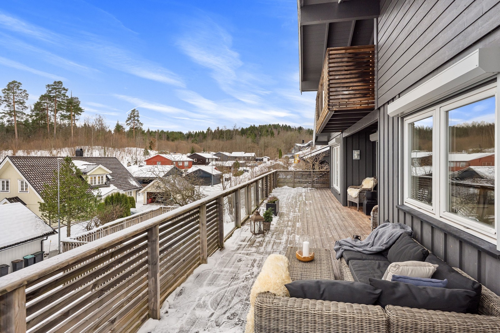 Balkongen er enda fint samlingspunkt for både gjester og familie. Galleribilde