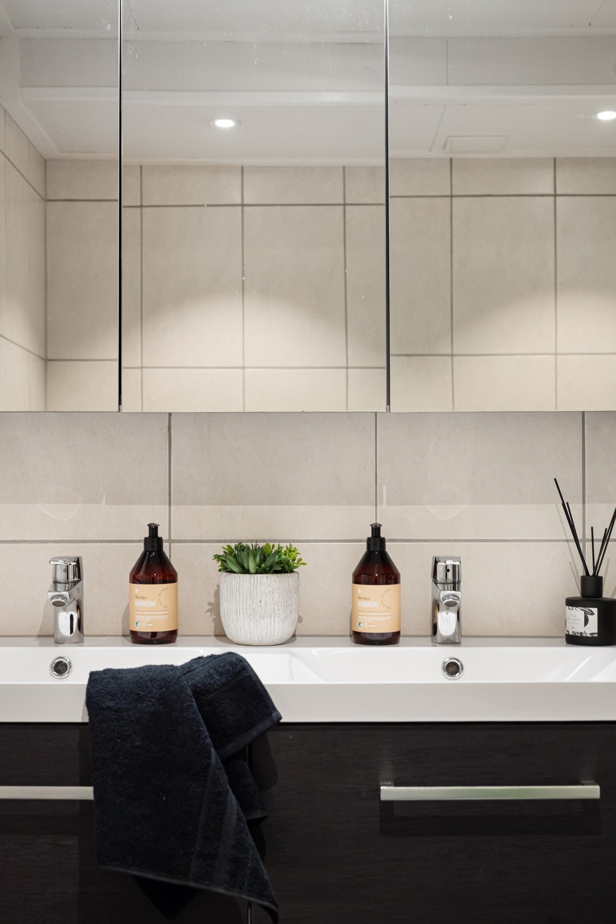 Badet inneholder dobbel servant, stort badekar, dusjhjørne og varmekabler gulvet. Galleribilde