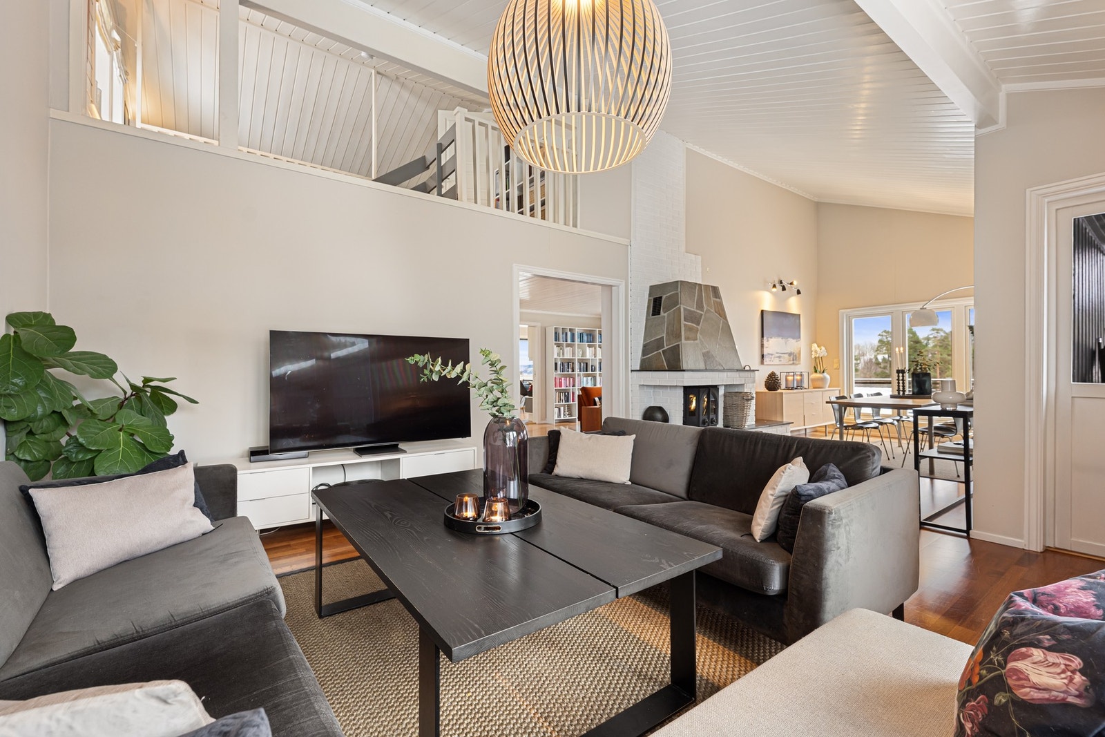 Hovedetasjen er romslig med 2 stuer og spisestue med plass til å skape forskjellige soner. Galleribilde