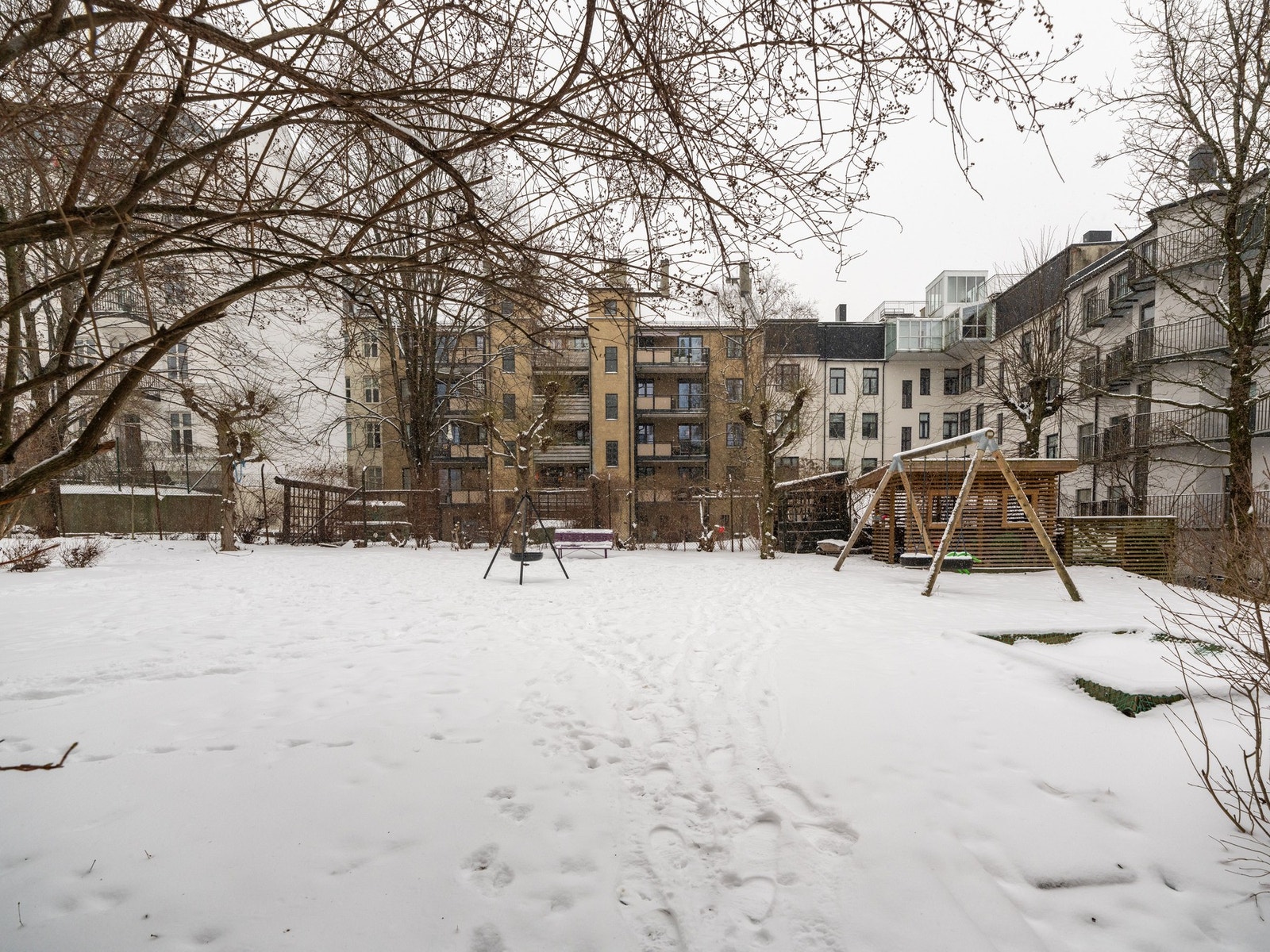 Her er det flere sitteplasser og for de mindre er det både sandkasse og huskestativ. Galleribilde