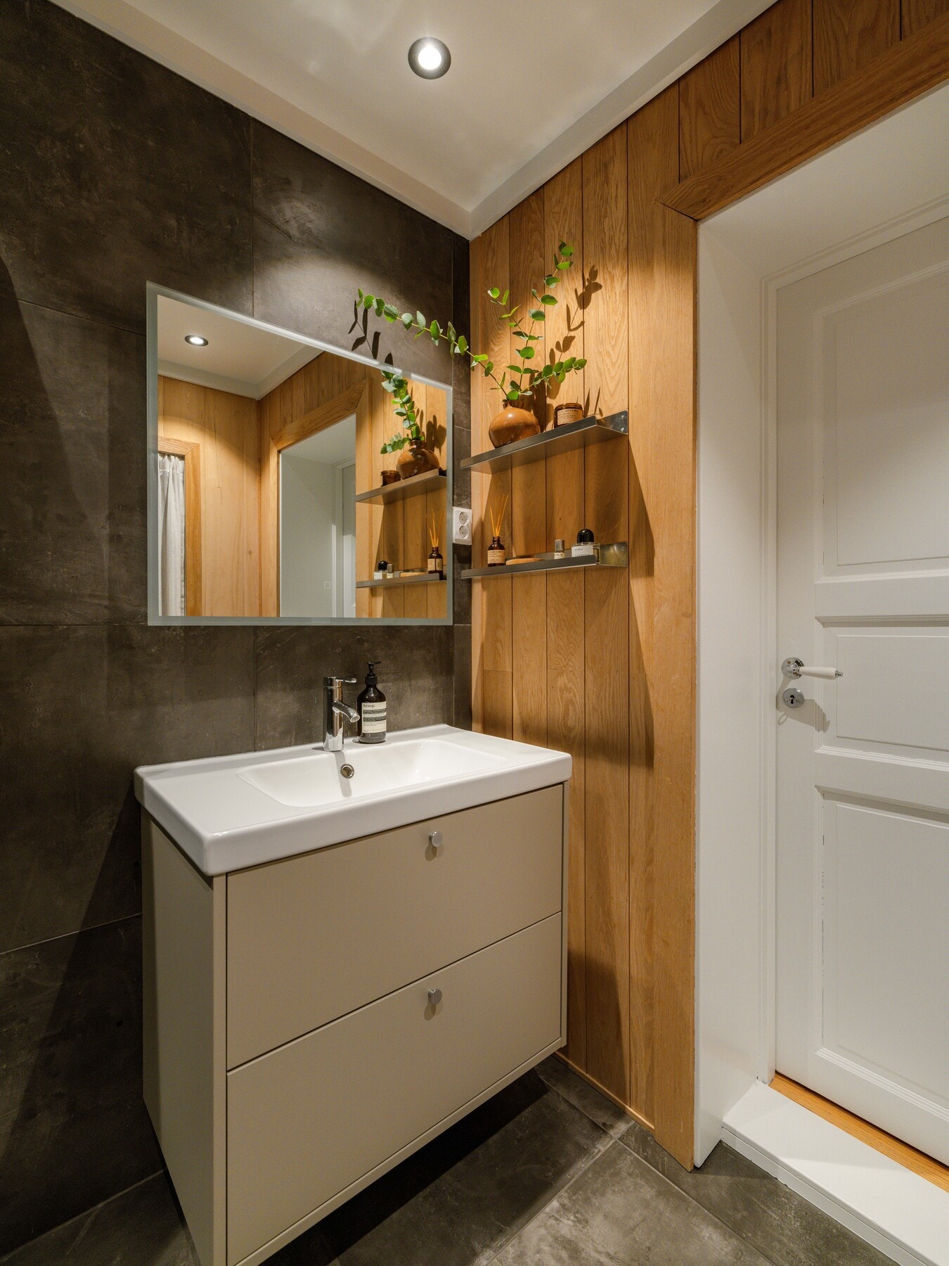 Servantskap og speil ble byttet i 2025. Galleribilde