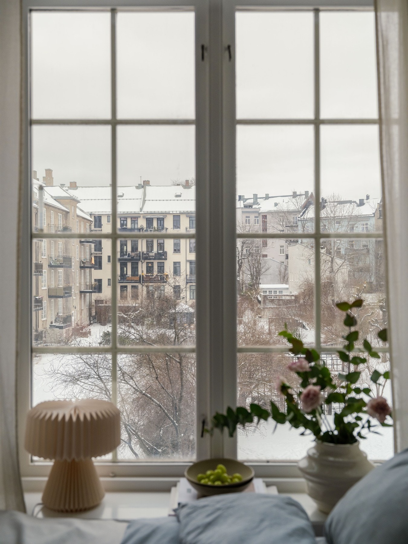 Her er det herlig utsyn fra sengen. Se for deg hvor frodig og fint det er her om sommeren! Galleribilde