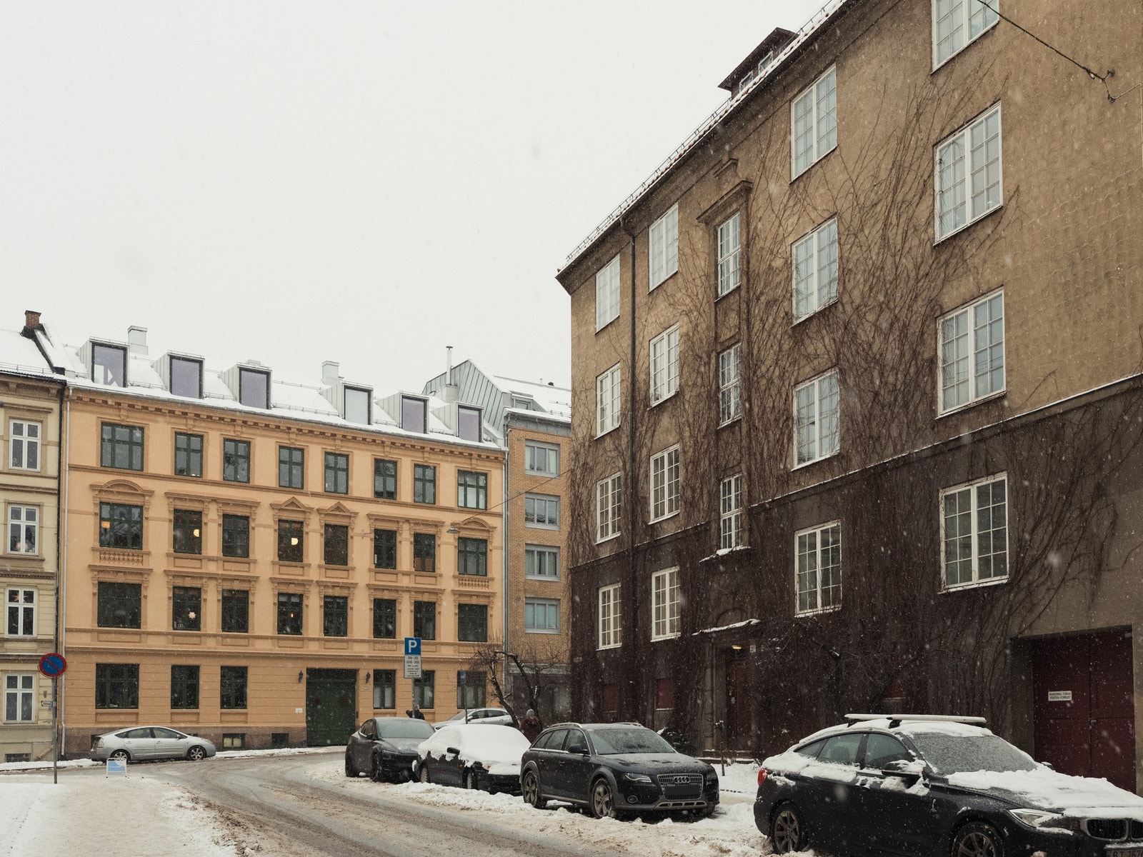 Leiligheten ligger praktisk til mellom Adamstuen og Buslett, med svært kort vei til kollektive holdeplasser og servicetilbud. Galleribilde