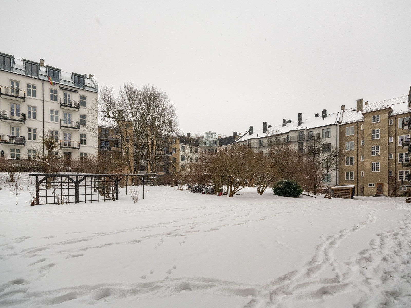 Bygården deler bakgård med Stensgata 27. Det er en hyggelig, avlåst og sosial bakgård. Galleribilde