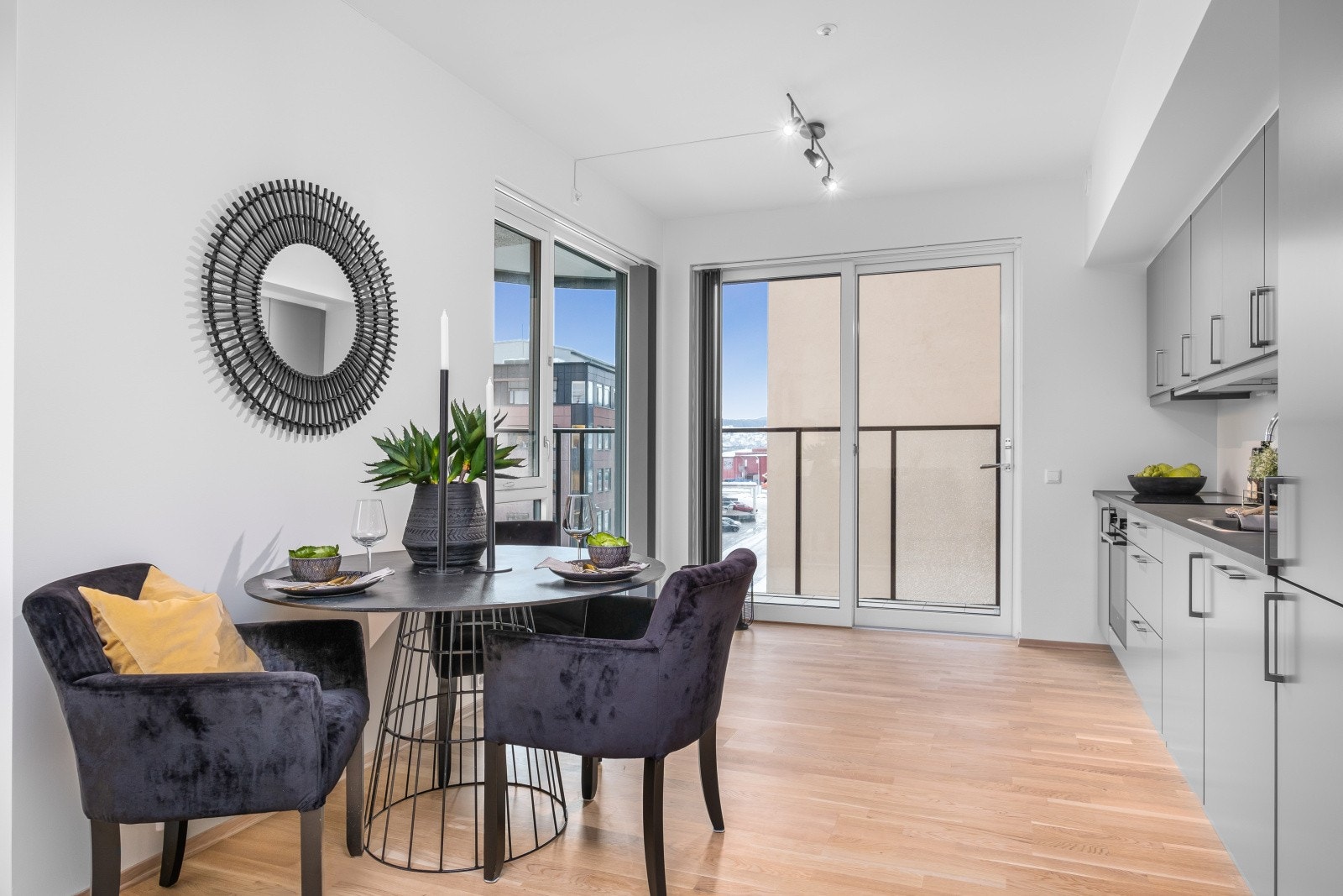 Spisebordet finner sin naturlige plassering ved kjøkkensonen. Galleribilde