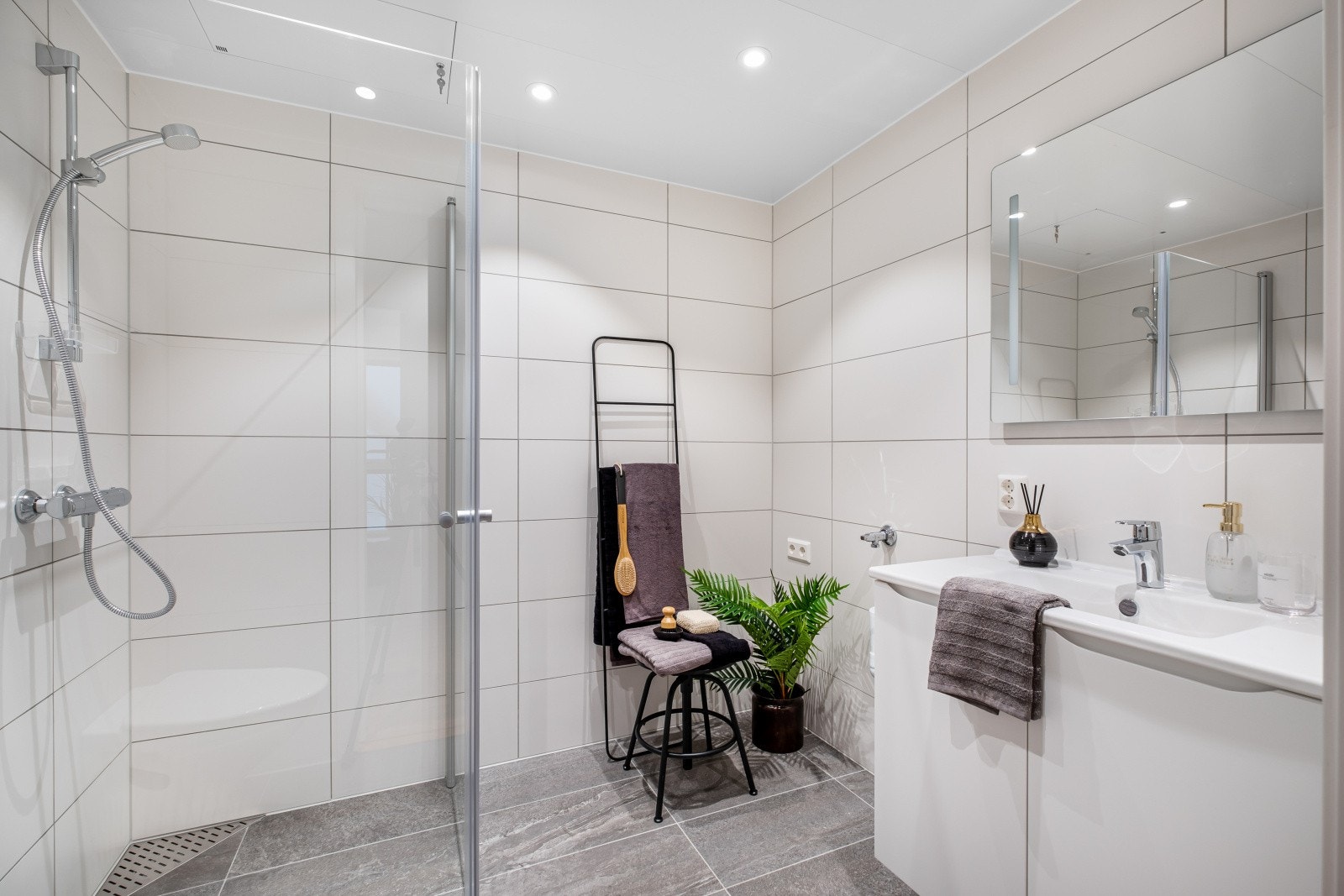 Lyst bad med flislagt gulv og vegger. Galleribilde