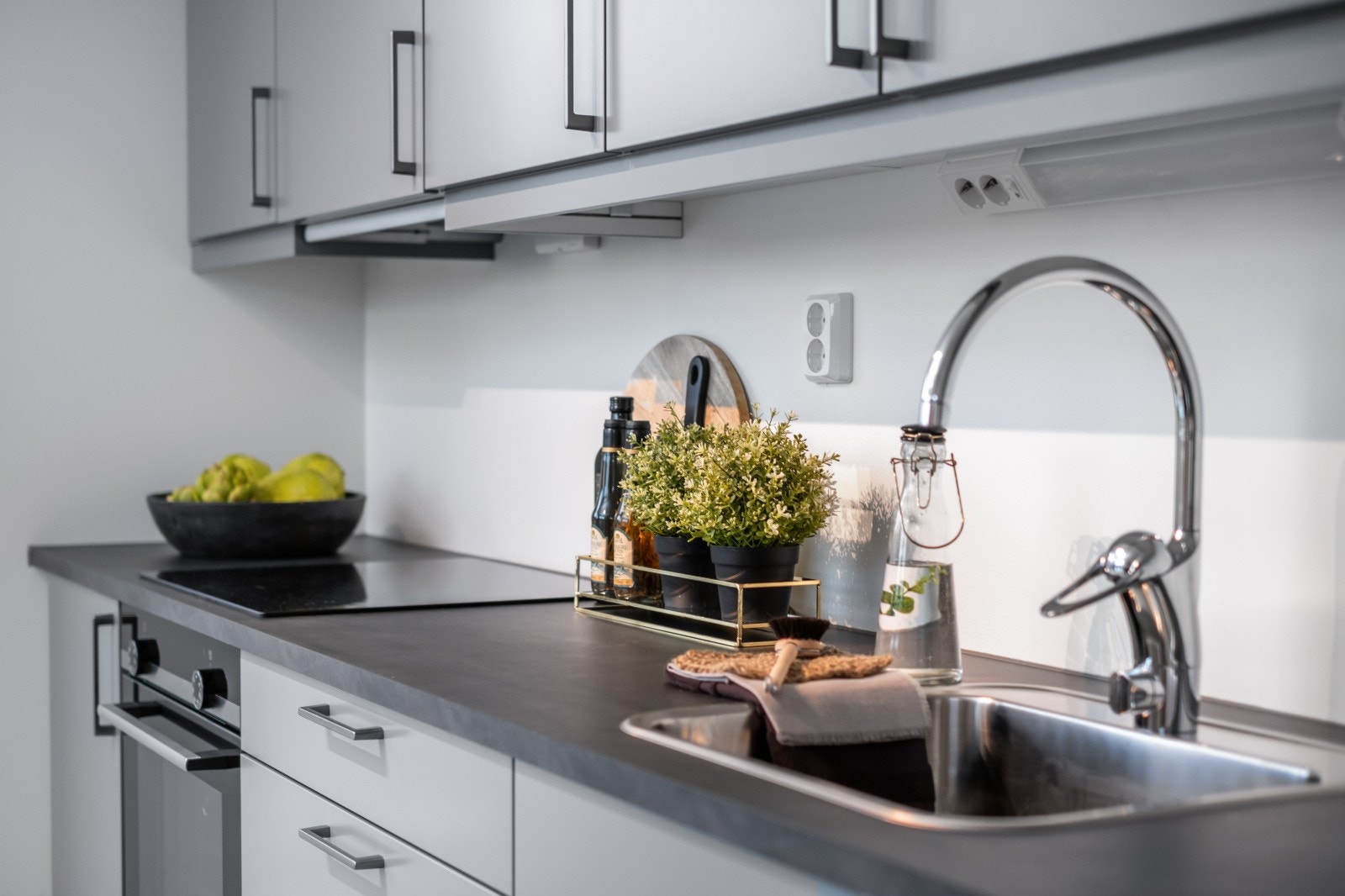 Det er åpen kjøkken/stue løsning, men kjøkkenet har likevel en egen sone i leiligheten. Galleribilde