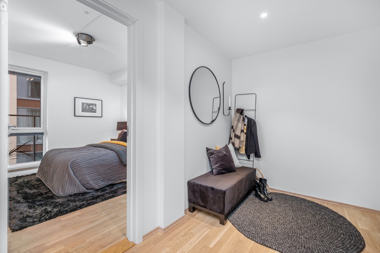 Entréen har god plass til å henge fra seg ytterbekledning. Velkommen inn! Galleribilde