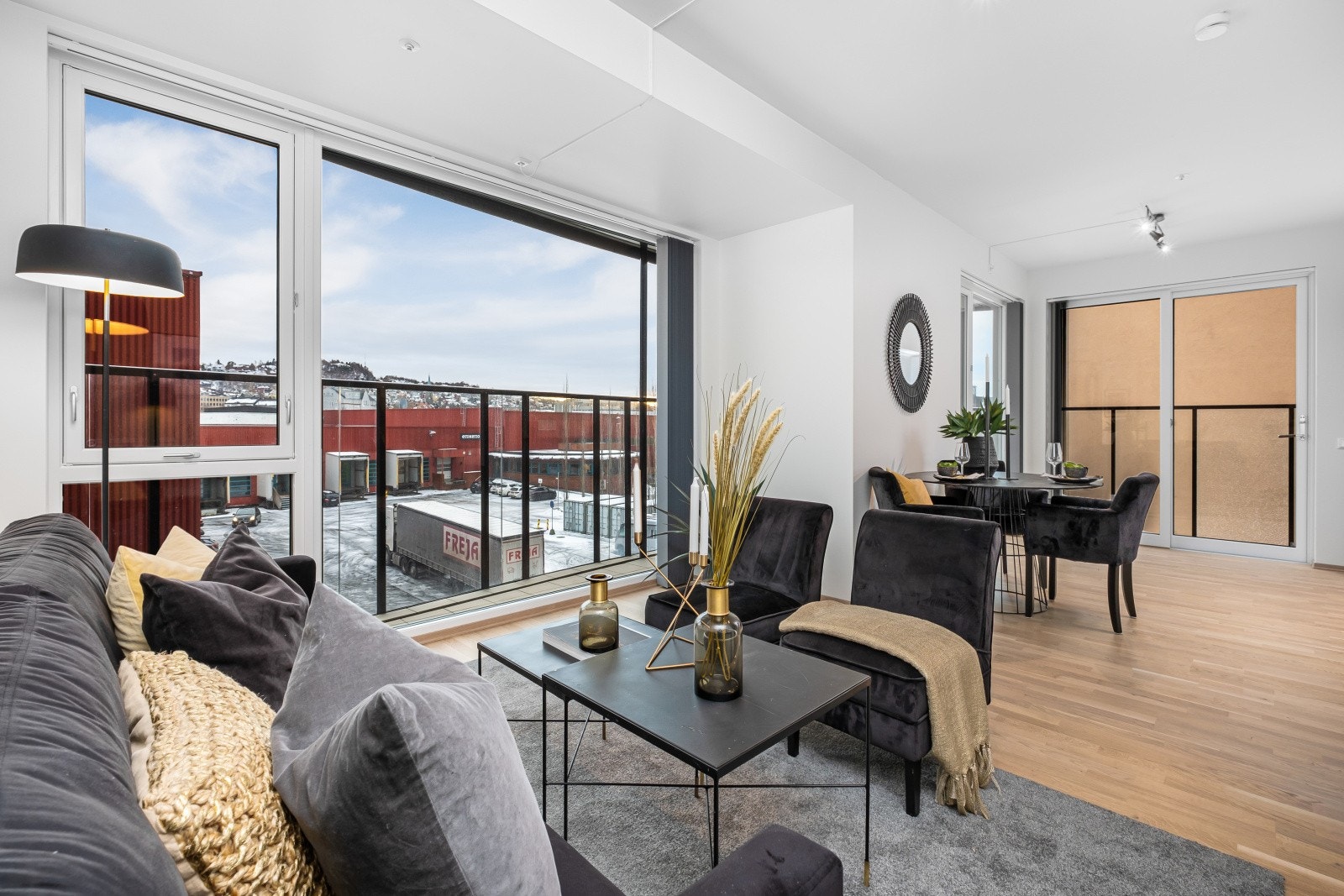 Det er god takhøyde som gir leiligheten et romslig og åpent inntrykk. Galleribilde