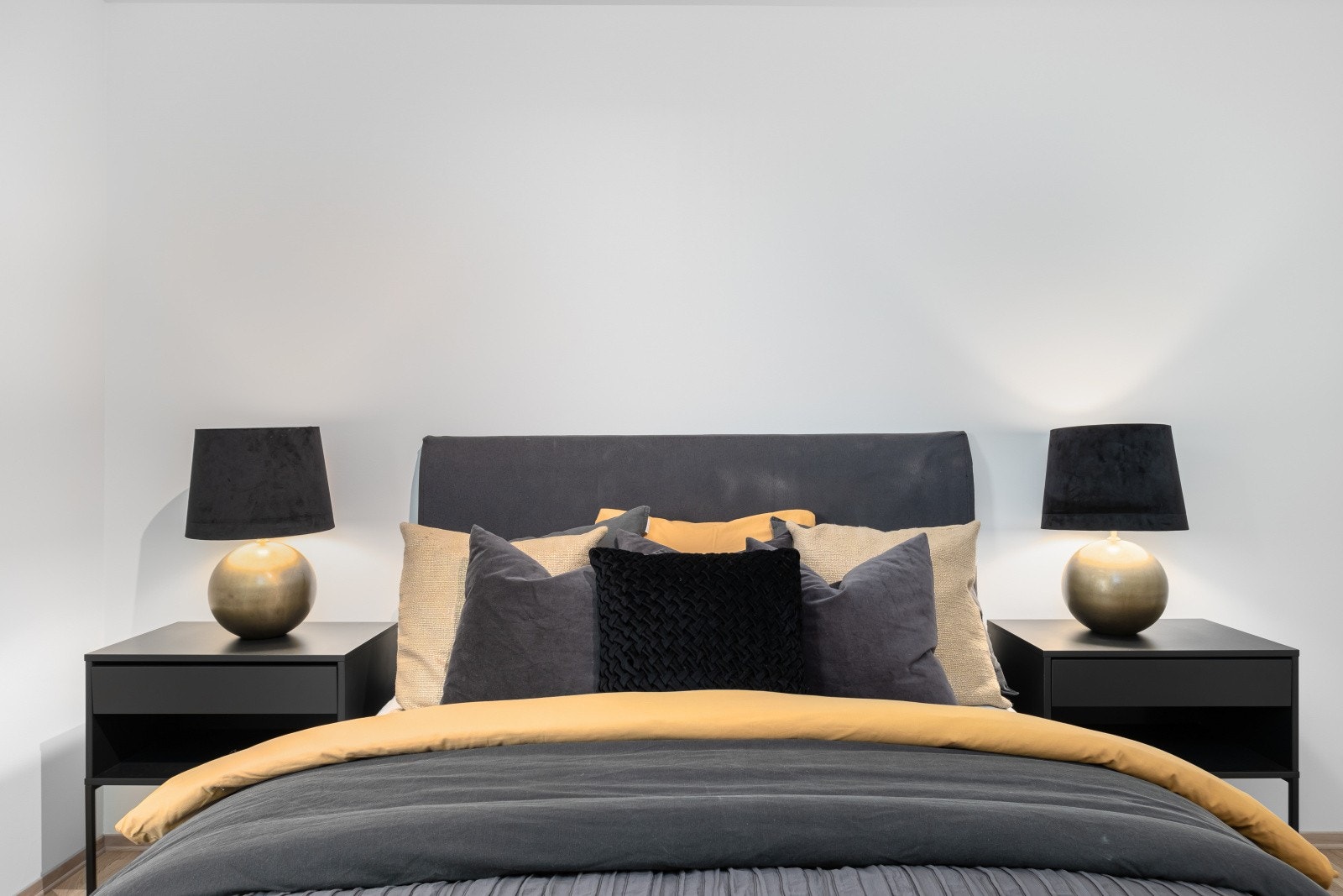 Soverommet ligger tilbaketrukket fra oppholdsrommene. Galleribilde