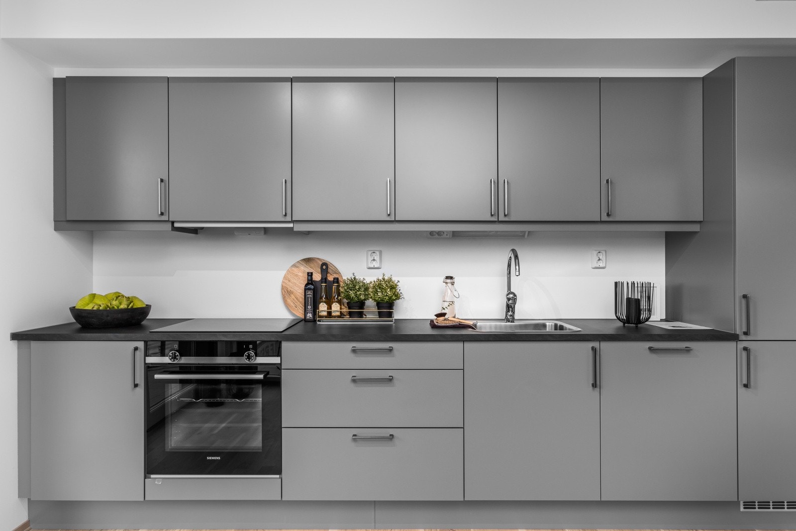 Smakfullt kjøkken, med mye benk- og skapplass. Galleribilde