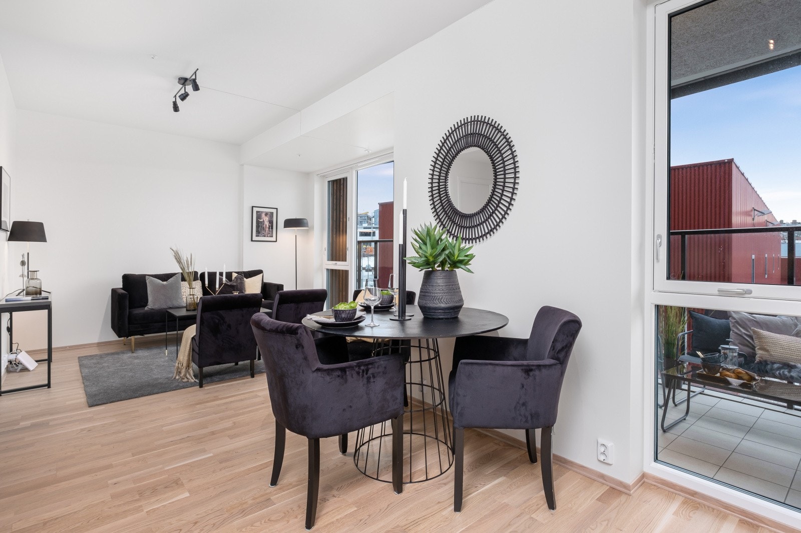 Stuens gode utforming og de tidløse fargevalgene på vegger legger et godt grunnlag for å innrede rommet etter eget ønske. Galleribilde