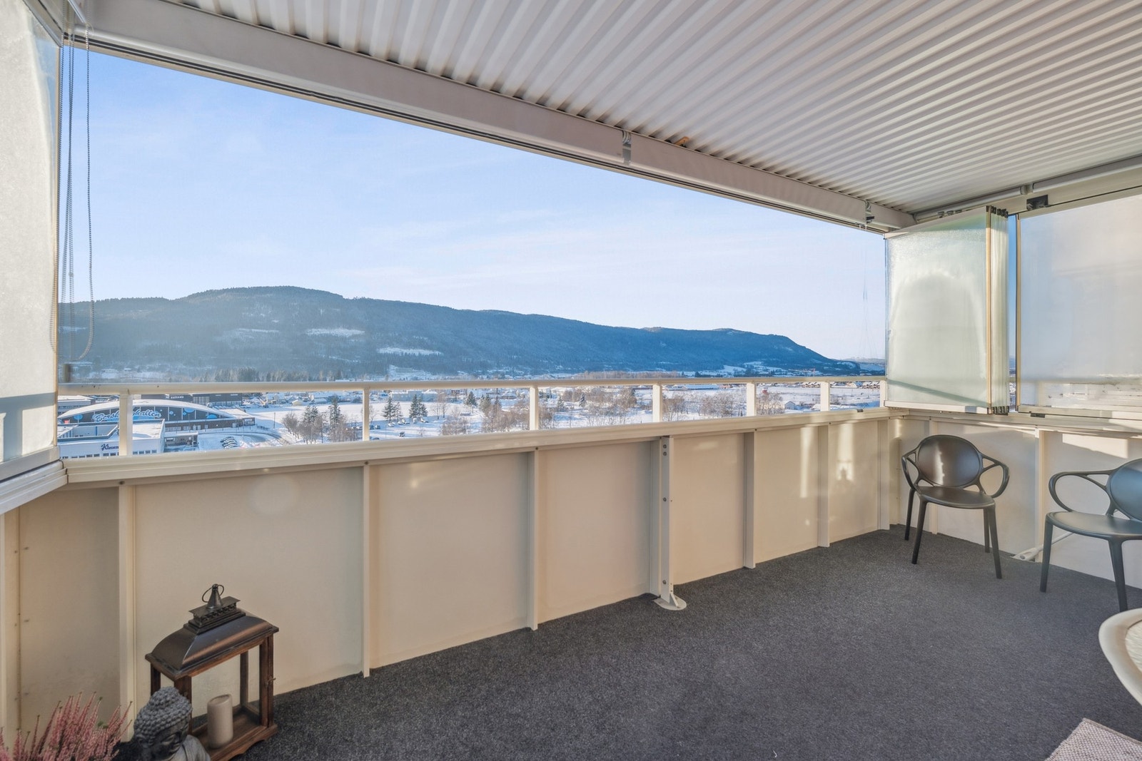 Balkongen byr på gode solforhold og flott utsikt utover Åssiden. Galleribilde