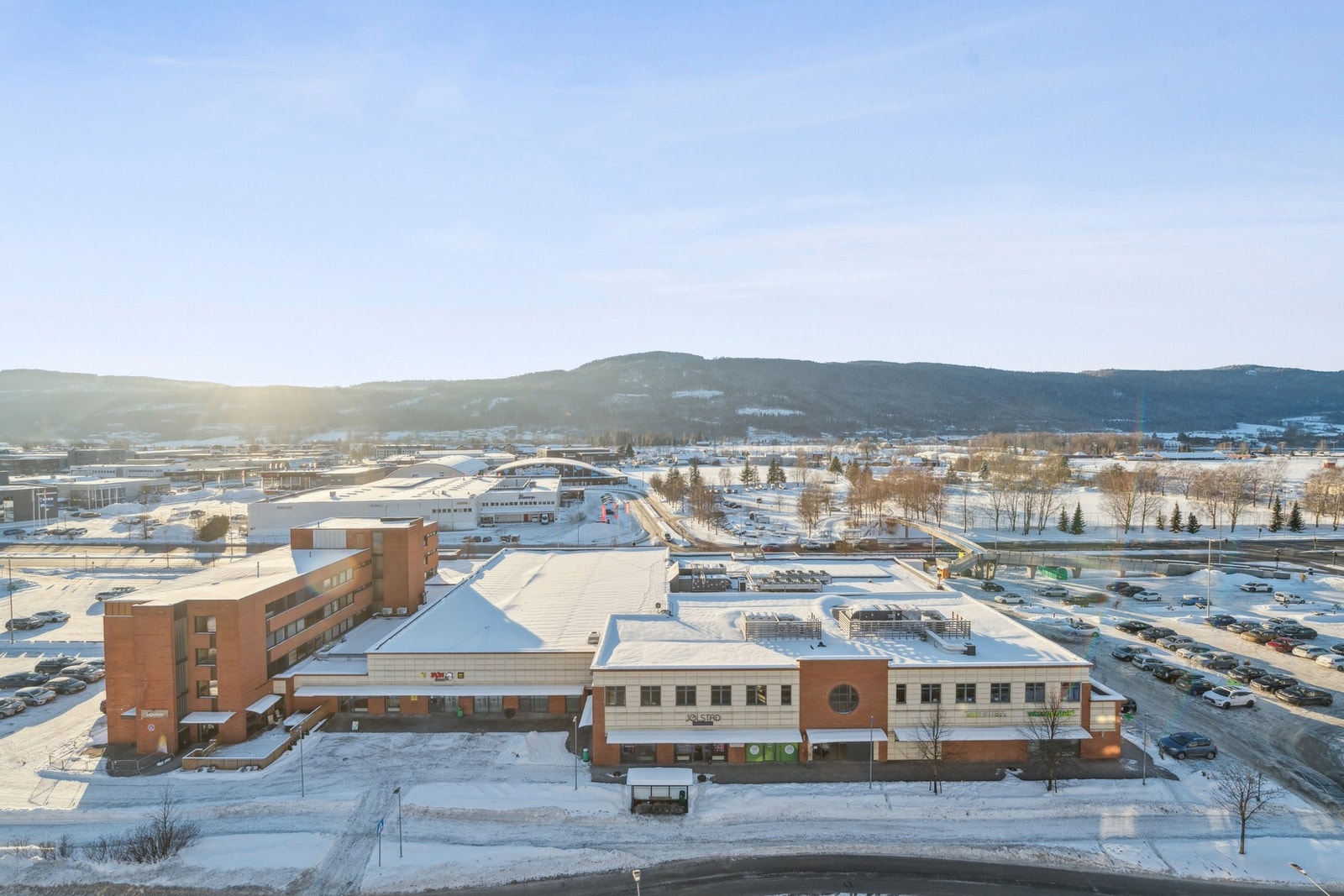 Rett over gaten har du ca. 1 minutts gange til både bussholdeplass og Ligosenteret med treningssenter, apotek og dagligvarebutikk. Galleribilde