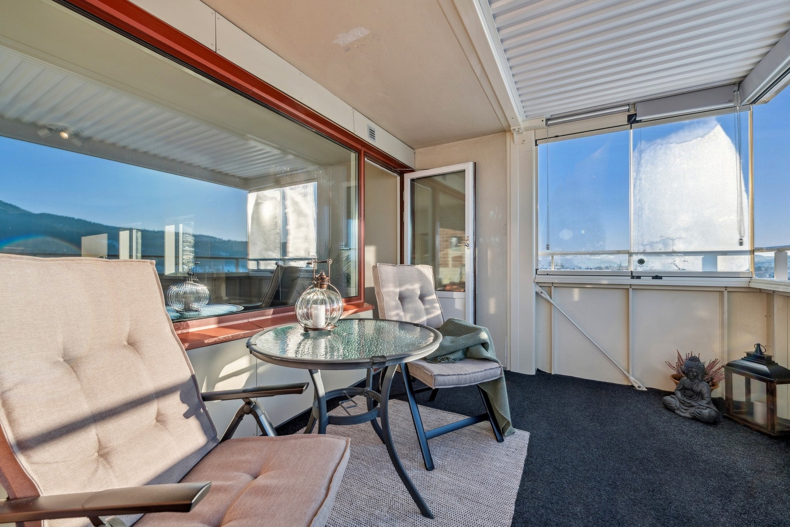 Innglasset balkong på ca. 13 m² - et ekstra oppholdsrom store deler av året. Galleribilde