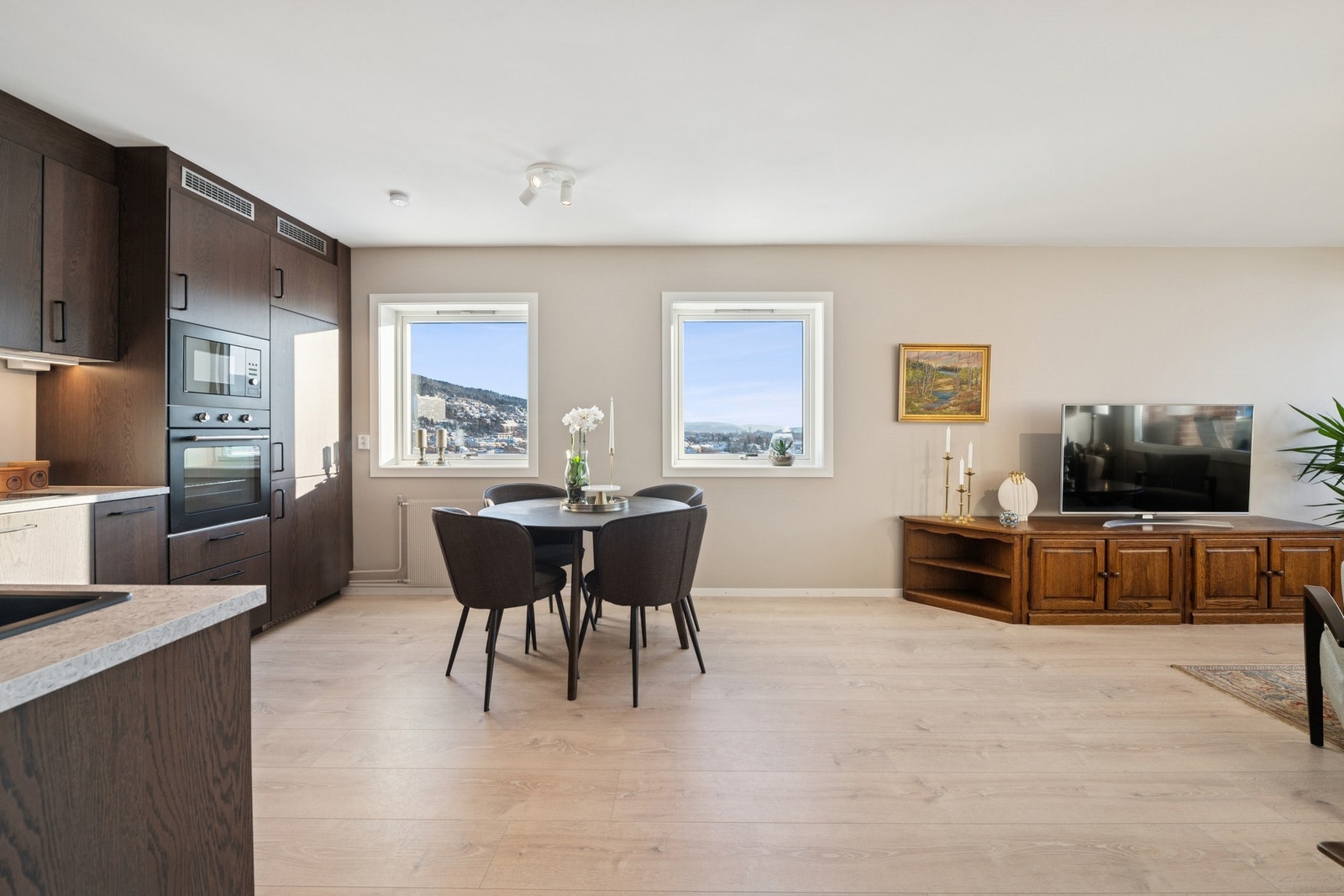 Leiligheten har en åpen stue- og kjøkkenløsning med store vindusflater som gir god romfølelse. Galleribilde