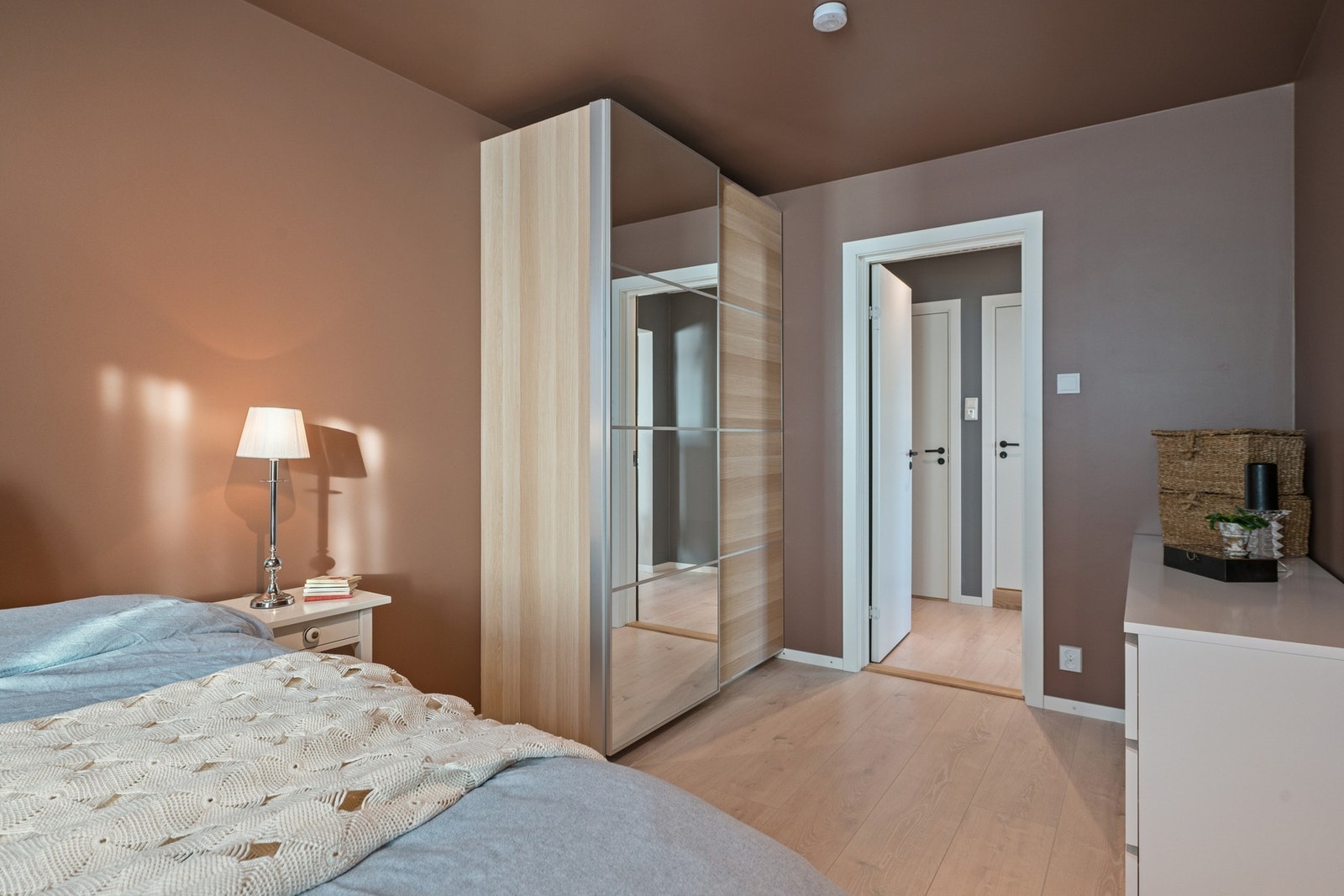 Soverommet har praktiske oppbevaringsløsninger med romslig garderobeskap som bidrar til en ryddig og oversiktlig hverdag. Galleribilde