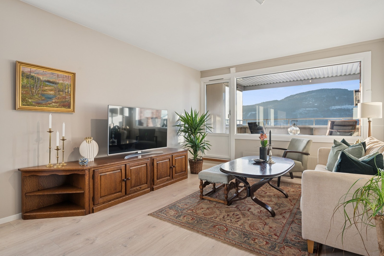 Fra stuen er det direkte utgang til en solrik balkong. Galleribilde