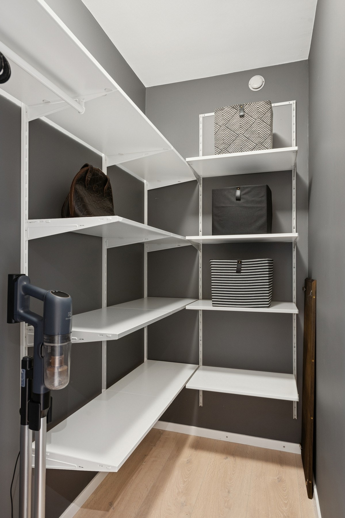 Innvendig bod med oversiktlige og fleksible oppbevaringsløsninger. Galleribilde