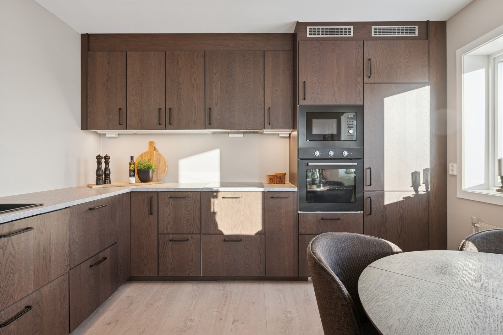 Stilrent og moderne kjøkken med god benke- og skapplass samt integrerte hvitevarer. Galleribilde