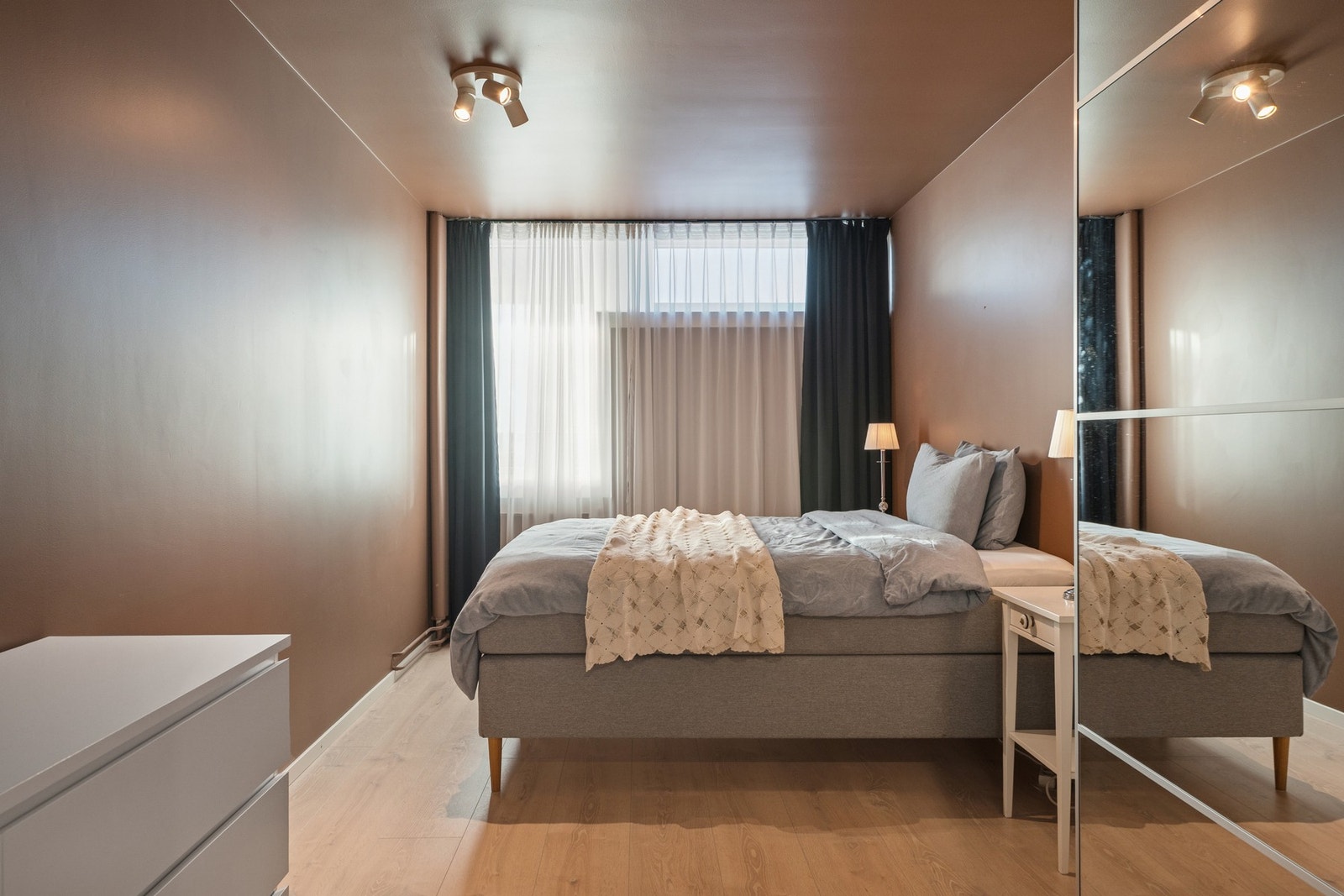 Soverommet er av god størrelse med store vindusflater og behagelig atmosfære. Galleribilde