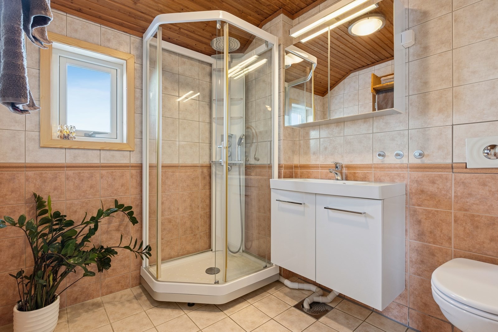 Flislagt baderom som måler omtrent 4,1 kvm. Galleribilde