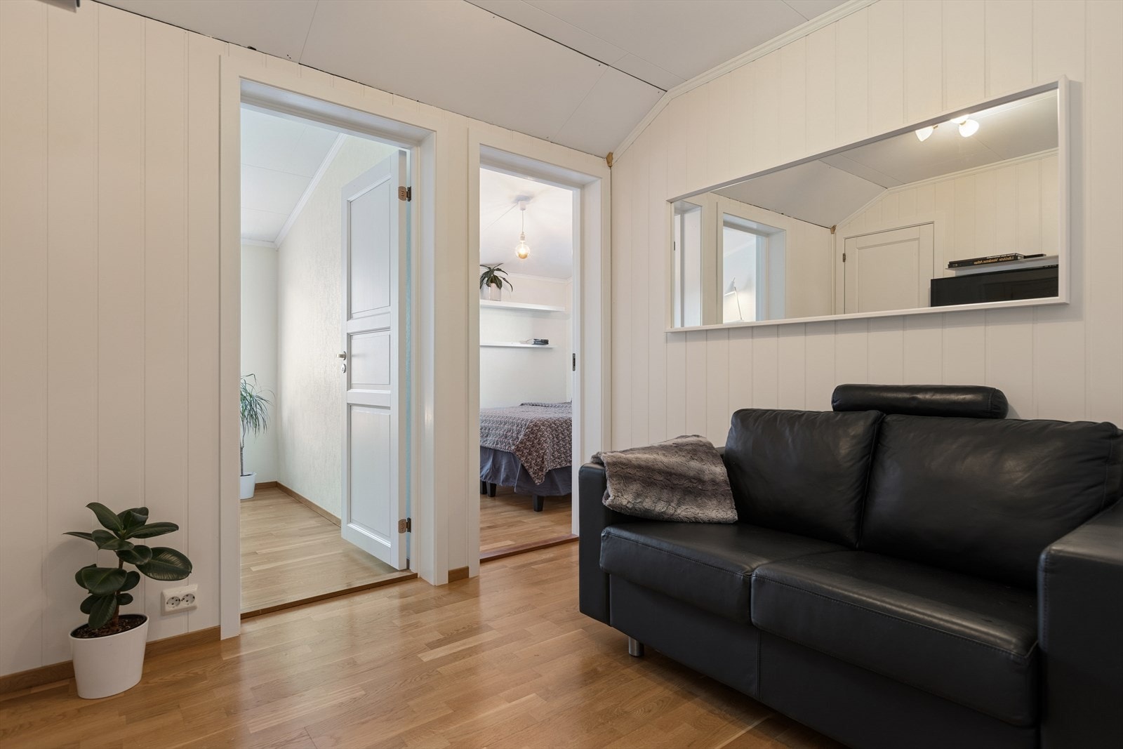 Gang med plass til ulike oppbevaringsmuligheter og ønsket møblering Galleribilde