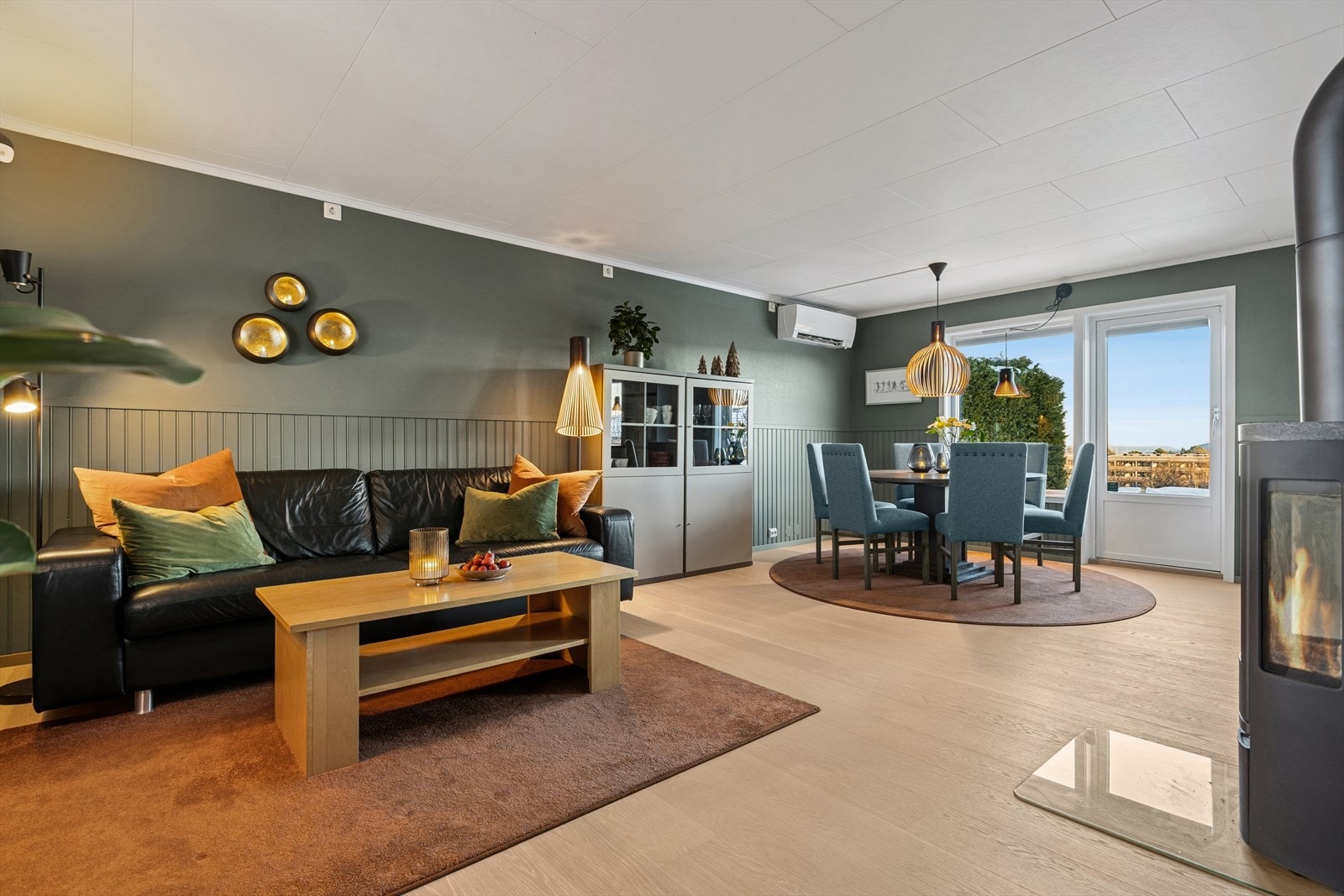 Den åpne planløsningen gir god plass til flere soner, med naturlig flyt mellom sofakrok og spiseplass Galleribilde