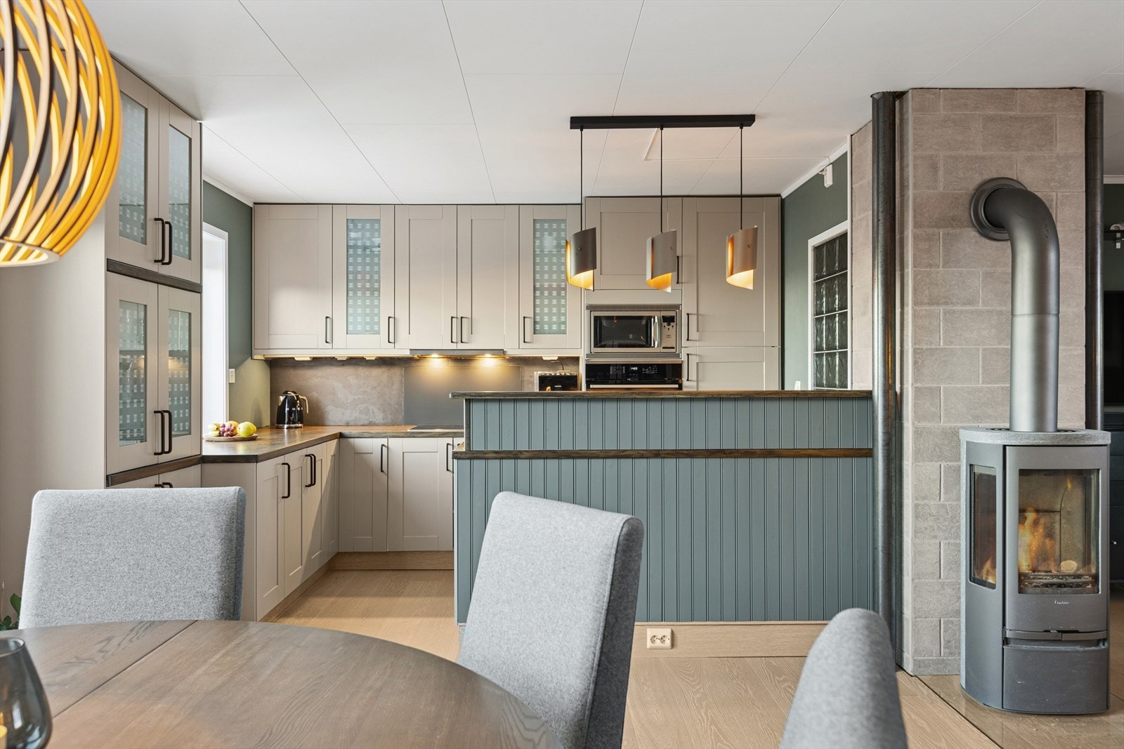 Kjøkkenet er stilrent og innholdsrikt med et rikelig utvalg av skap- og skuffeløsninger Galleribilde