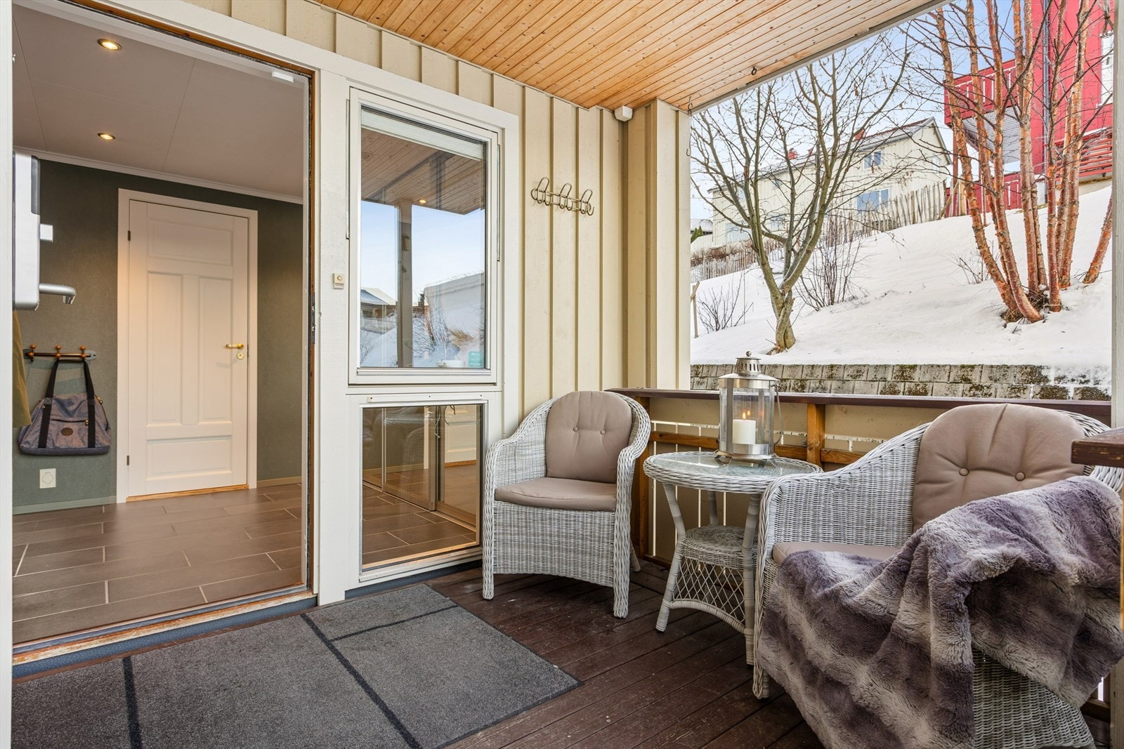 Inngangspartiet er overbygd og har plass til sittegruppe Galleribilde