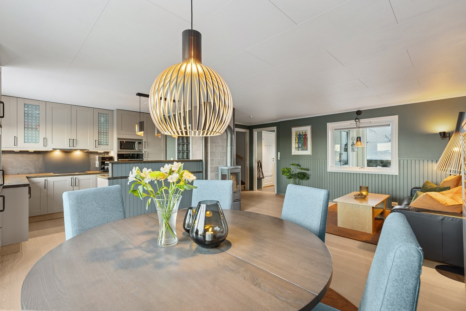 Flere store vindusflater slipper inn rikelig med dagslys og skaper en behagelig atmosfære. Galleribilde