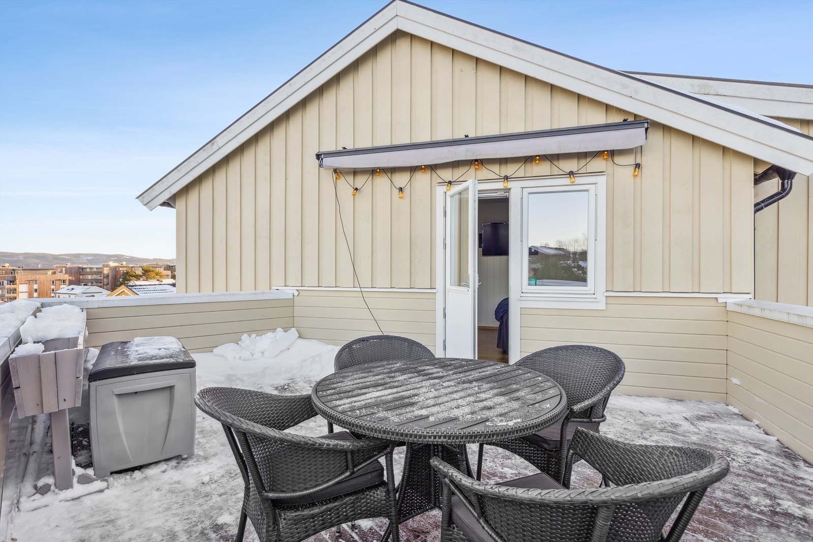 Terrassen måler omtrent 19,4 kvm og har god plass til både sittegrupper, bord og grill. Galleribilde