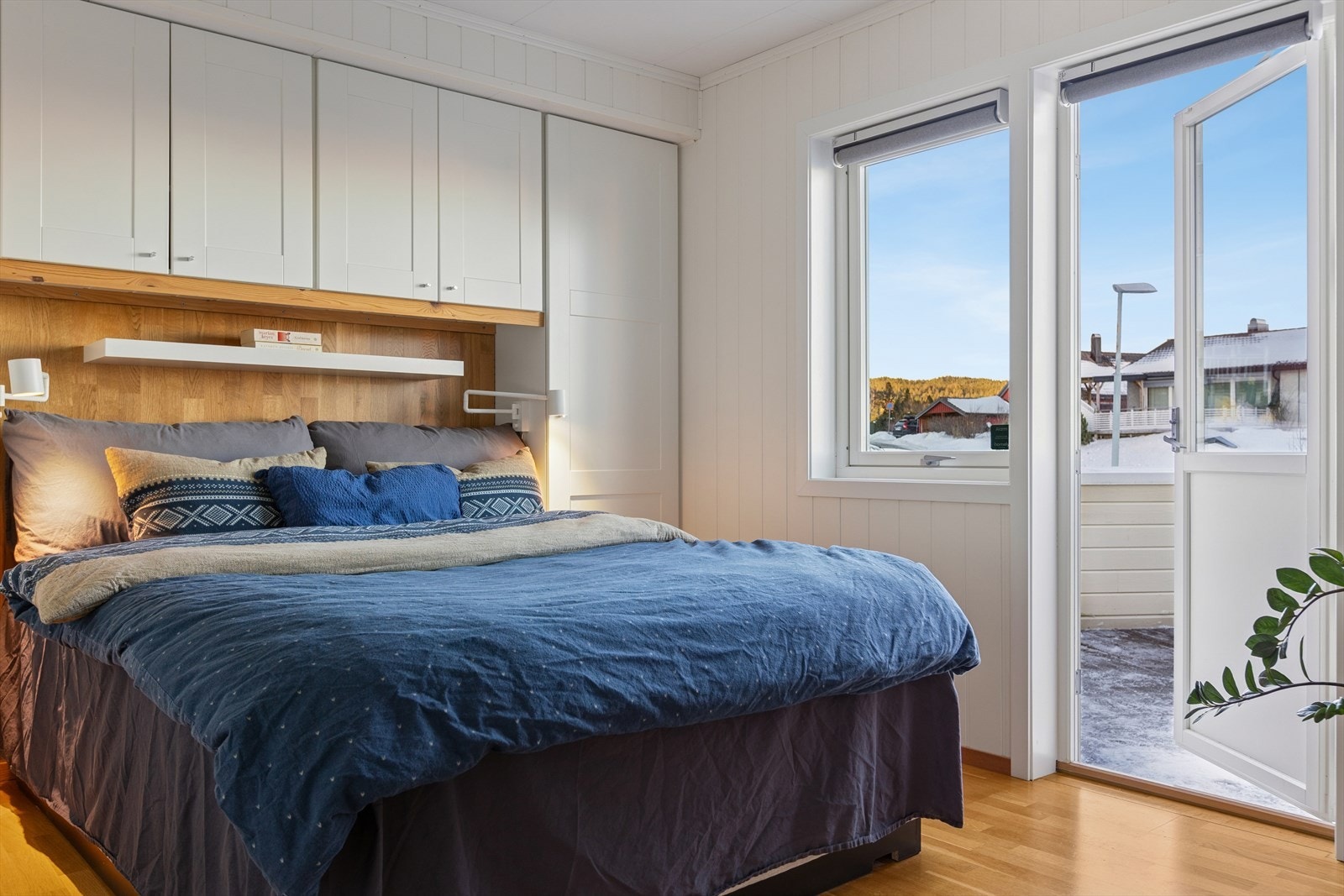 Det største soverommet er oppmålt til ca. 11,8 kvm og har god plass til dobbeltseng, tilhørende nattbord og ønsket garderobeløsning Galleribilde