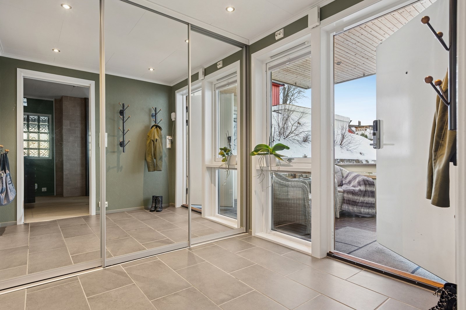 Stor innbydende entrè med flis og godt med lagringsplass i garderobeskap. I tillegg er det flere boder i kjeller med plass til oppbevaring. Galleribilde