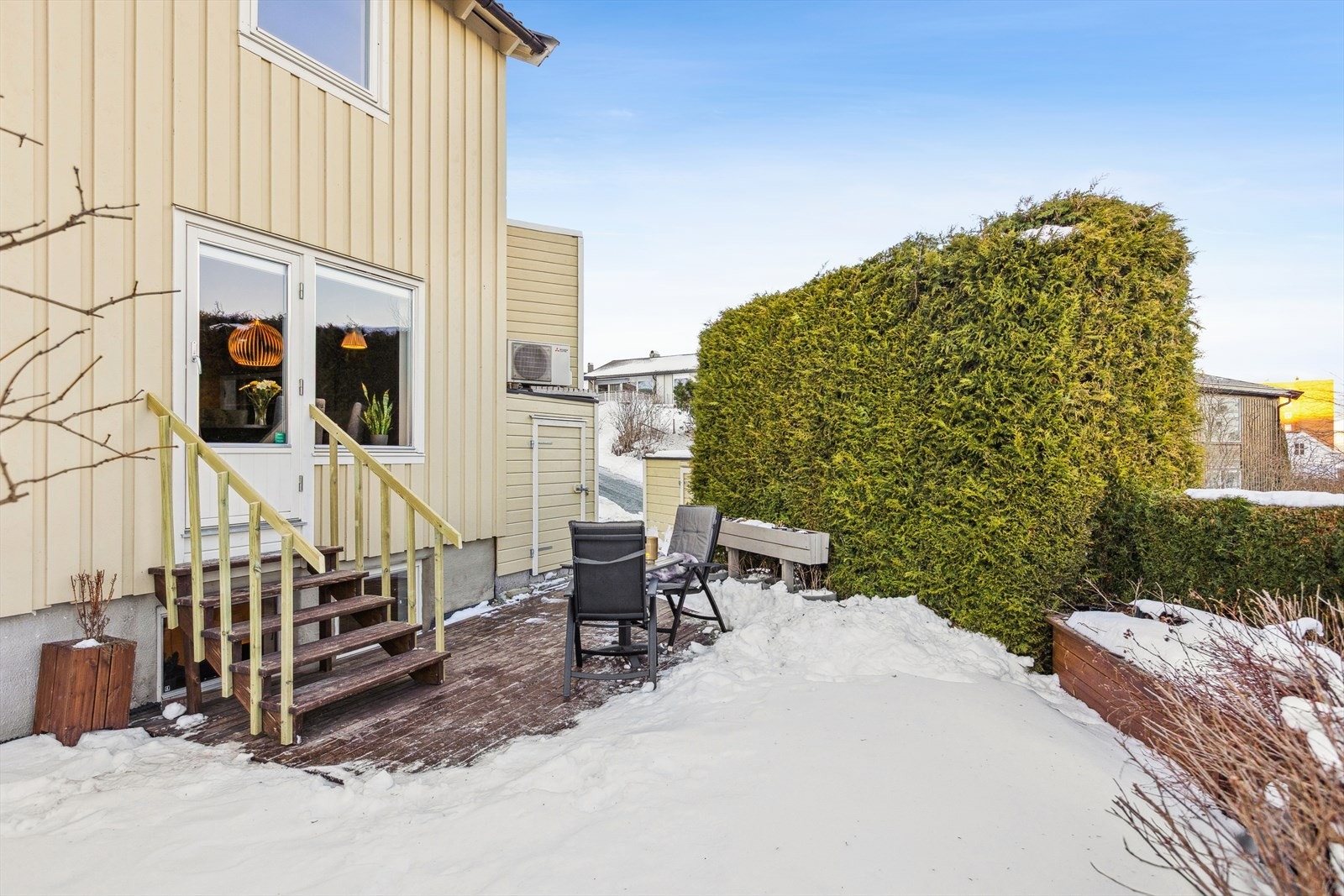 Markterrassen utenfor stuen er et naturlig samlingspunkt om våren og sommeren Galleribilde