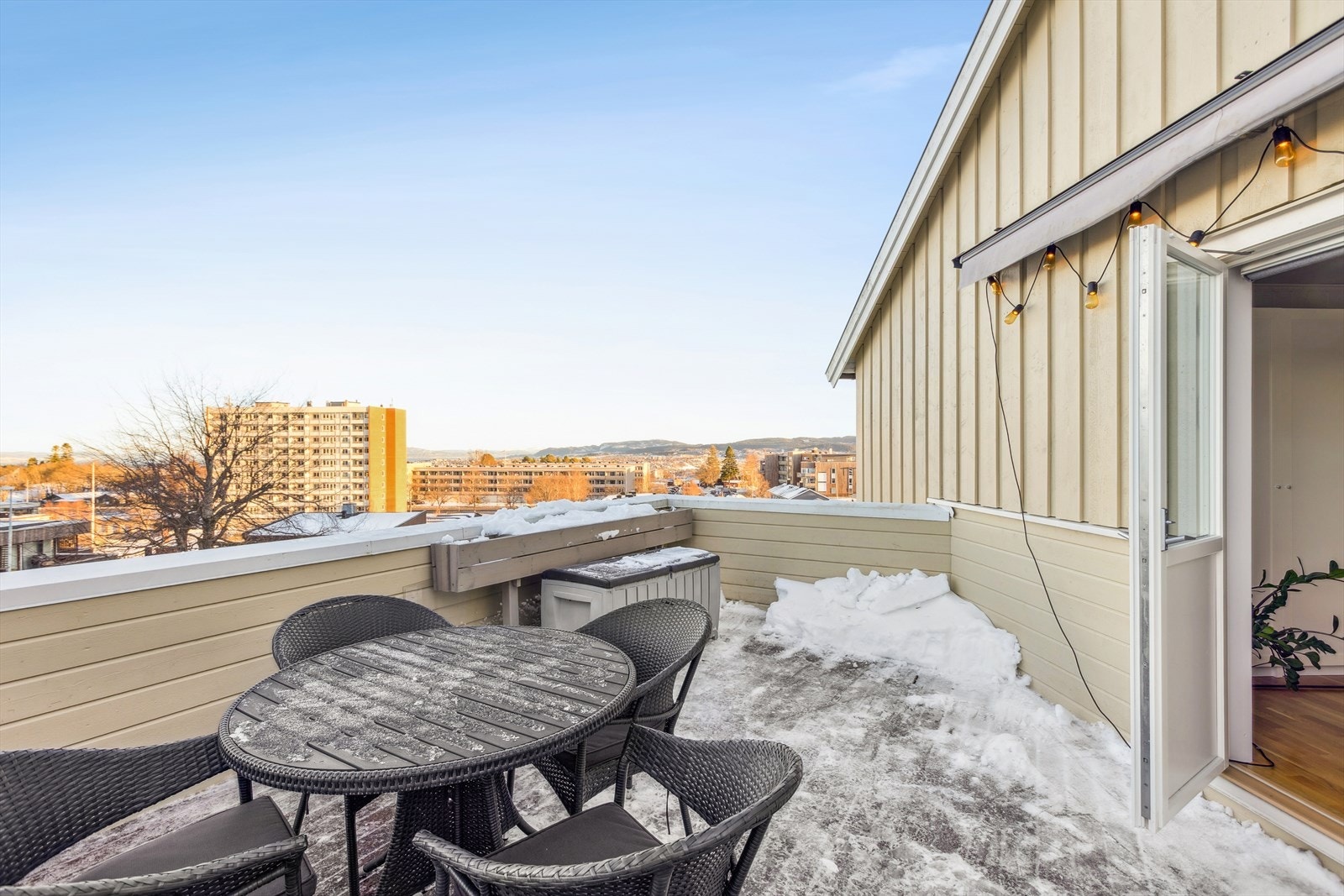 Takterrassen har en herlig utsikt med gode solforhold Galleribilde