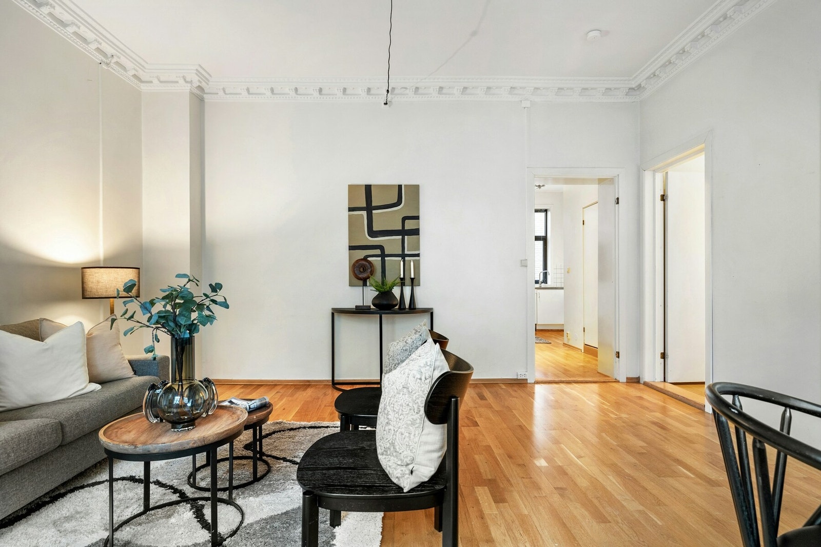 Det er god plass til både sofagruppe, TV-benk og spisebord Galleribilde