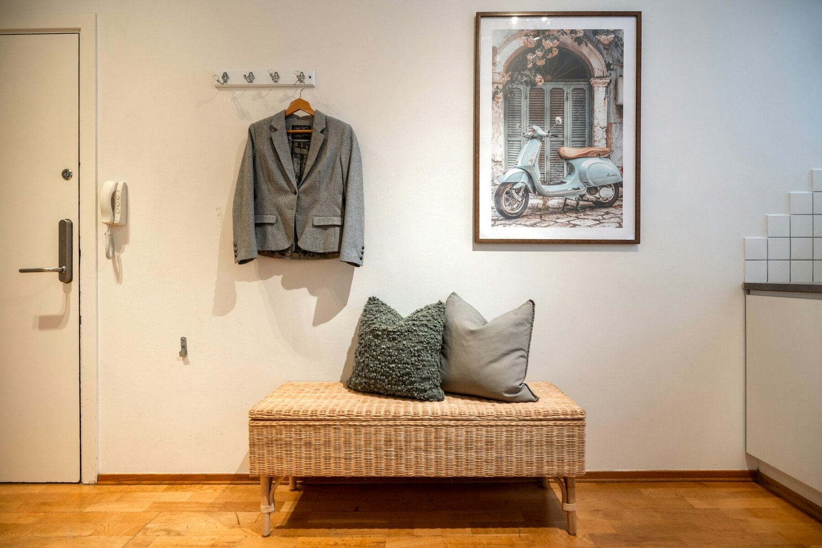 Videre er det plass til enkelt klesoppheng Galleribilde