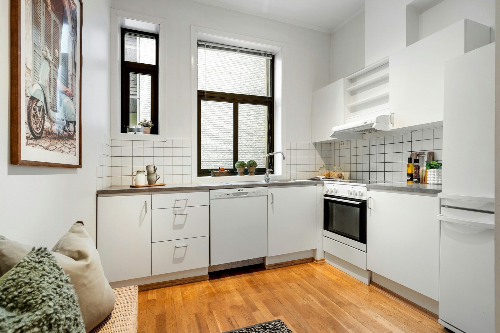 Det er plassert komfyr og oppvaskmaskin i innredningen, integrerte hvitevarer medfølger i handelen Galleribilde