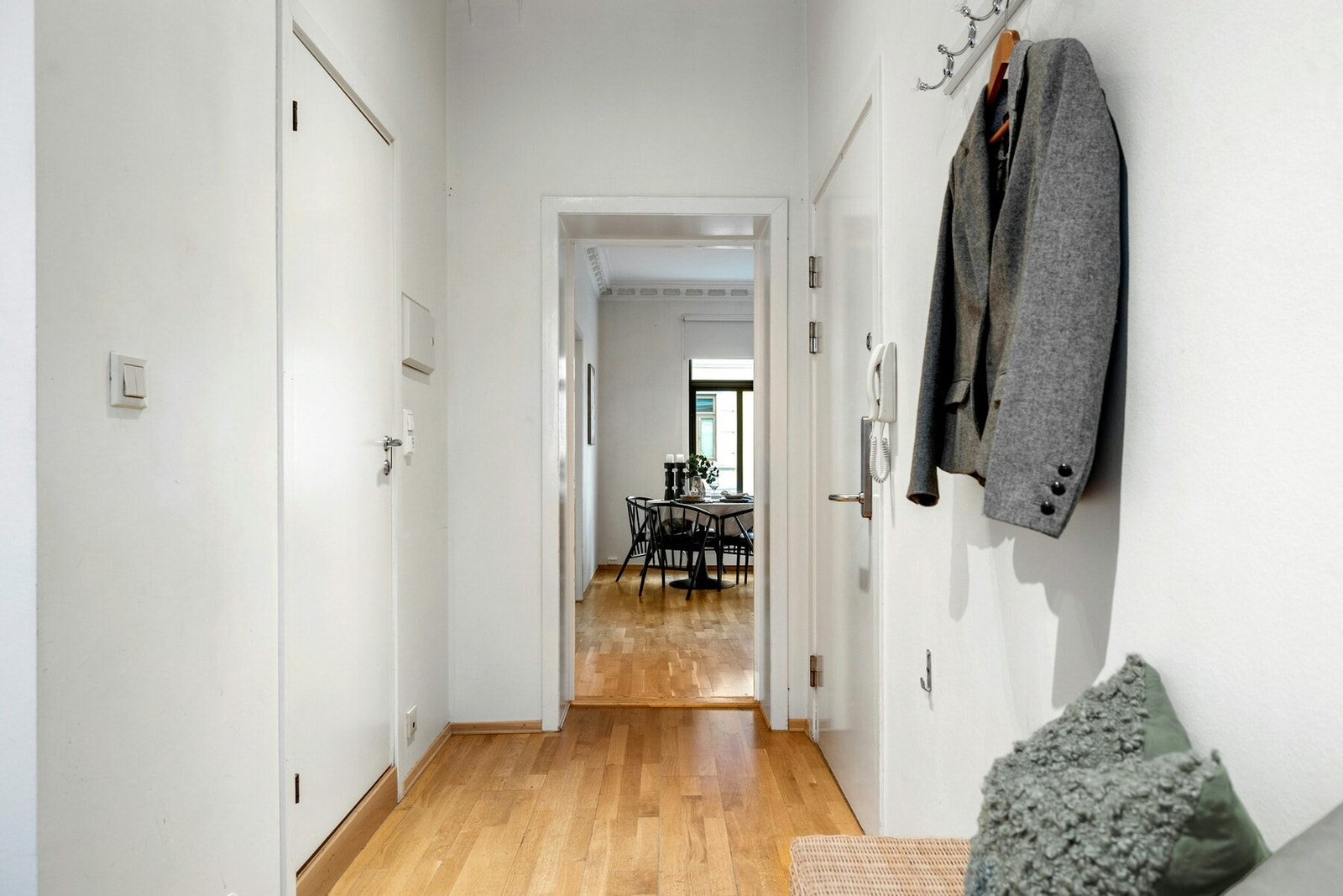 Entréen er utstyrt med dørcalling og elektronisk lås Galleribilde